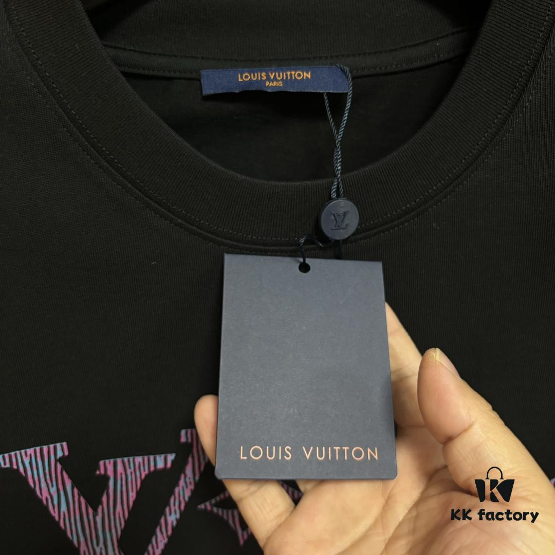 Louis Vuitton LV 25SS Spring/Summer Classic New Arrival T-Shirt! 260g High-Grammage Cotton Fabric, Comfortable Wear. Minimalist Design, Fashionable and Trendy. Slightly Relaxed Fit for Casual Comfort, Suitable for Various Occasions. Whether Shopping, Social Gatherings or Leisure Time, This T-Shirt Adds Style and Personality to Your Look.