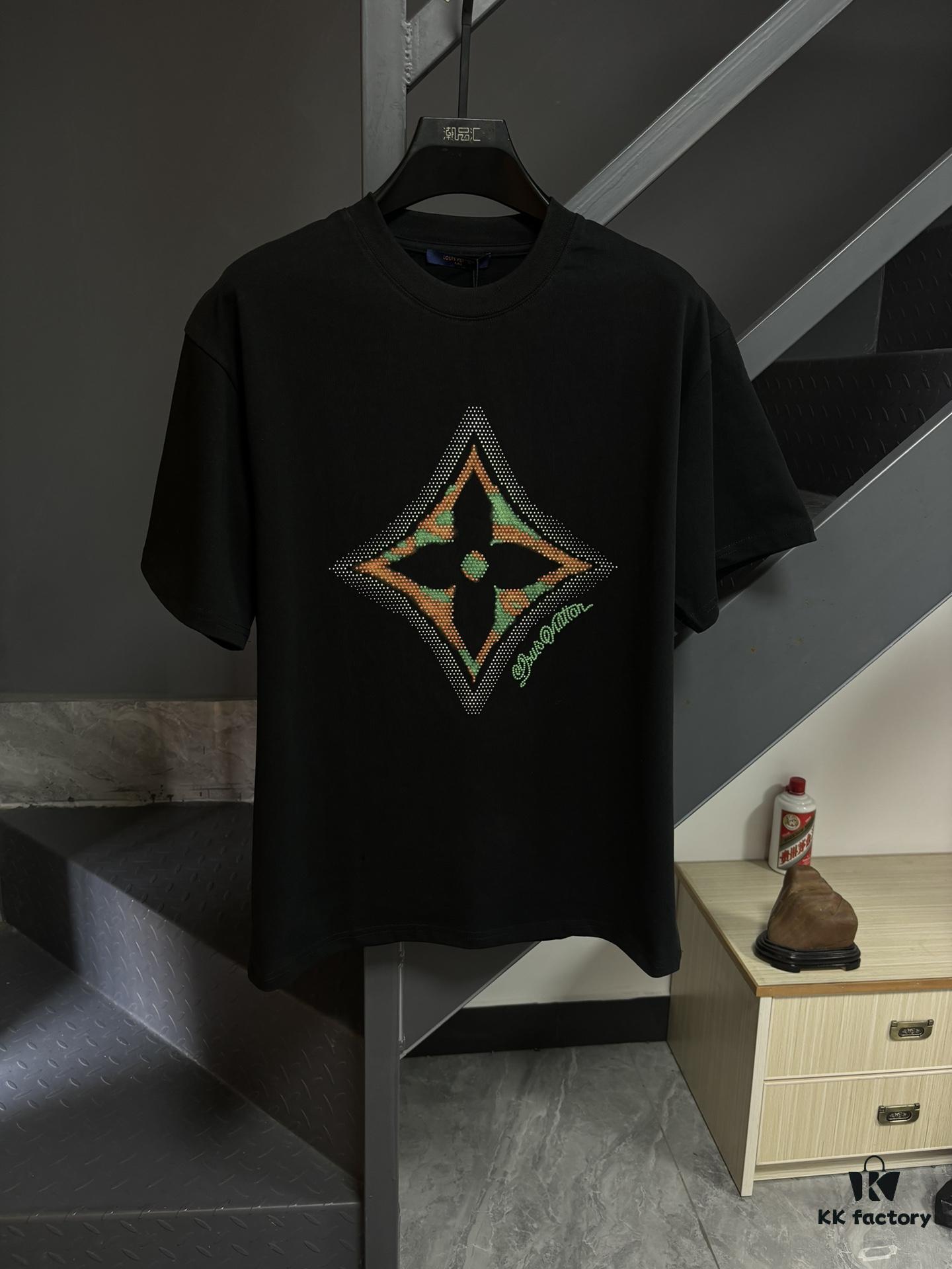 LV Louis Vuitton Spring/Summer 2025 New Arrival Classic T-Shirt! Made from 26g high GSM pure cotton fabric for exceptional comfort. Features a minimalist, stylish design with a slightly loose fit, offering a relaxed and versatile silhouette perfect for any occasion. Ideal for shopping, gatherings, or casual outings, this T-shirt adds a touch of fashion and individuality to your look.