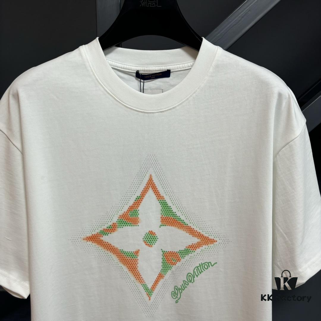 LV Louis Vuitton Spring/Summer 2025 New Arrival Classic T-Shirt! Made from 26g high GSM pure cotton fabric for exceptional comfort. Features a minimalist, stylish design with a slightly loose fit, offering a relaxed and versatile silhouette perfect for any occasion. Ideal for shopping, gatherings, or casual outings, this T-shirt adds a touch of fashion and individuality to your look.