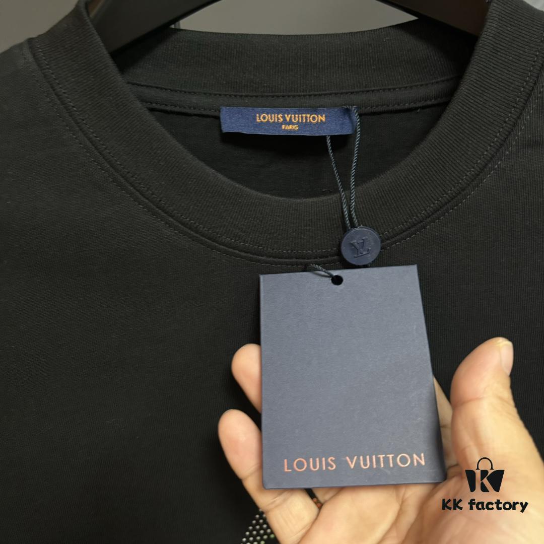 LV Louis Vuitton Spring/Summer 2025 New Arrival Classic T-Shirt! Made from 26g high GSM pure cotton fabric for exceptional comfort. Features a minimalist, stylish design with a slightly loose fit, offering a relaxed and versatile silhouette perfect for any occasion. Ideal for shopping, gatherings, or casual outings, this T-shirt adds a touch of fashion and individuality to your look.