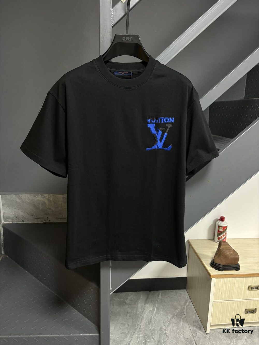 LV Louis Vuitton Spring/Summer 2025 New Arrival Classic T-Shirt! 260g High-Grammage Pure Cotton Fabric for Comfortable Wear. Minimalist Design, Fashion-Forward and Trendy. Slightly Relaxed Fit for Casual Comfort, Suitable for Various Occasions. Whether Shopping, Gathering with Friends, or Relaxing, This T-Shirt Adds a Touch of Style and Individuality to Your Look.