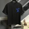 LV Louis Vuitton Spring/Summer 2025 New Arrival Classic T-Shirt! 260g High-Grammage Pure Cotton Fabric for Comfortable Wear. Minimalist Design, Fashion-Forward and Trendy. Slightly Relaxed Fit for Casual Comfort, Suitable for Various Occasions. Whether Shopping, Gathering with Friends, or Relaxing, This T-Shirt Adds a Touch of Style and Individuality to Your Look.
