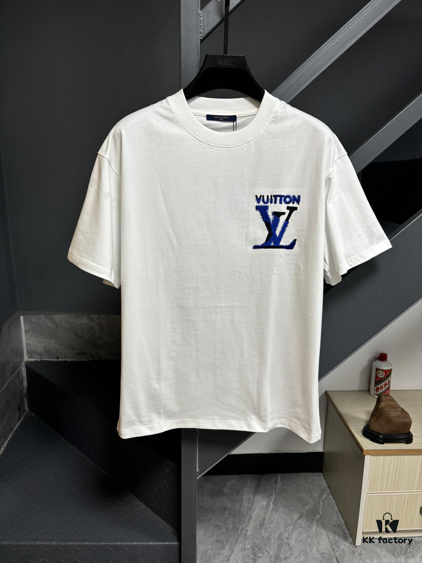 LV Louis Vuitton Spring/Summer 2025 New Arrival Classic T-Shirt! 260g High-Grammage Pure Cotton Fabric for Comfortable Wear. Minimalist Design, Fashion-Forward and Trendy. Slightly Relaxed Fit for Casual Comfort, Suitable for Various Occasions. Whether Shopping, Gathering with Friends, or Relaxing, This T-Shirt Adds a Touch of Style and Individuality to Your Look.