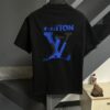 LV Louis Vuitton Spring/Summer 2025 New Arrival Classic T-Shirt! 260g High-Grammage Pure Cotton Fabric for Comfortable Wear. Minimalist Design, Fashion-Forward and Trendy. Slightly Relaxed Fit for Casual Comfort, Suitable for Various Occasions. Whether Shopping, Gathering with Friends, or Relaxing, This T-Shirt Adds a Touch of Style and Individuality to Your Look.