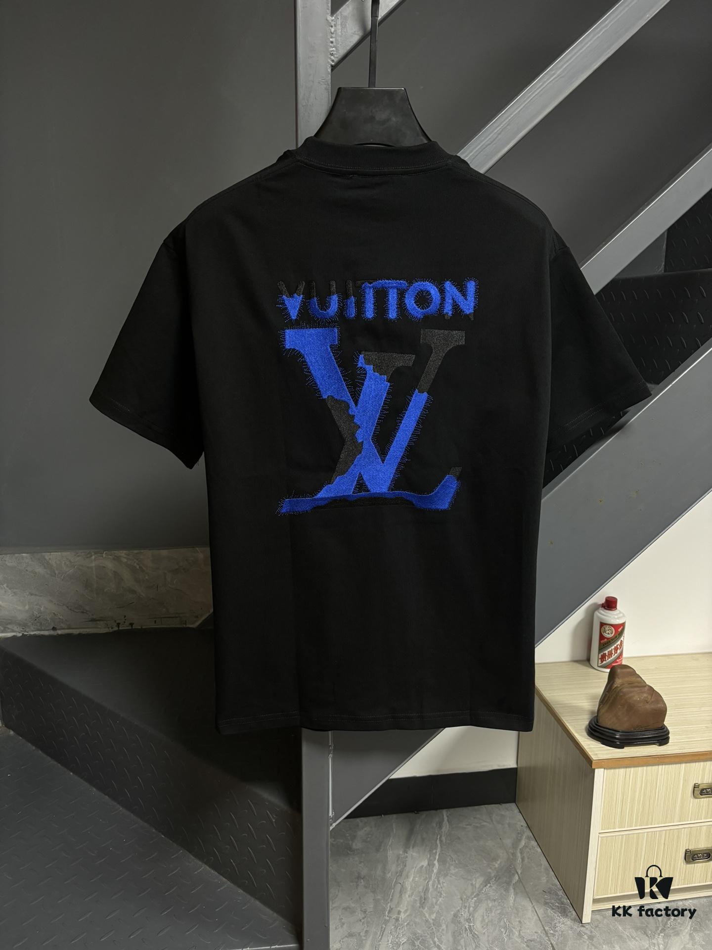 LV Louis Vuitton Spring/Summer 2025 New Arrival Classic T-Shirt! 260g High-Grammage Pure Cotton Fabric for Comfortable Wear. Minimalist Design, Fashion-Forward and Trendy. Slightly Relaxed Fit for Casual Comfort, Suitable for Various Occasions. Whether Shopping, Gathering with Friends, or Relaxing, This T-Shirt Adds a Touch of Style and Individuality to Your Look.
