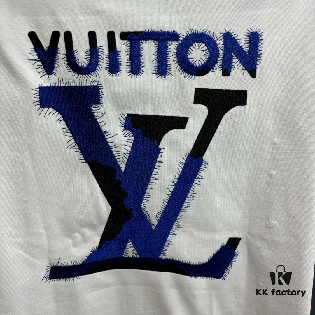 LV Louis Vuitton Spring/Summer 2025 New Arrival Classic T-Shirt! 260g High-Grammage Pure Cotton Fabric for Comfortable Wear. Minimalist Design, Fashion-Forward and Trendy. Slightly Relaxed Fit for Casual Comfort, Suitable for Various Occasions. Whether Shopping, Gathering with Friends, or Relaxing, This T-Shirt Adds a Touch of Style and Individuality to Your Look.