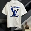 LV Louis Vuitton Spring/Summer 2025 New Arrival Classic T-Shirt! 260g High-Grammage Pure Cotton Fabric for Comfortable Wear. Minimalist Design, Fashion-Forward and Trendy. Slightly Relaxed Fit for Casual Comfort, Suitable for Various Occasions. Whether Shopping, Gathering with Friends, or Relaxing, This T-Shirt Adds a Touch of Style and Individuality to Your Look.