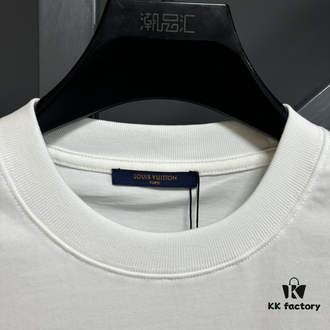 LV Louis Vuitton Spring/Summer 2025 New Arrival Classic T-Shirt! 260g High-Grammage Pure Cotton Fabric for Comfortable Wear. Minimalist Design, Fashion-Forward and Trendy. Slightly Relaxed Fit for Casual Comfort, Suitable for Various Occasions. Whether Shopping, Gathering with Friends, or Relaxing, This T-Shirt Adds a Touch of Style and Individuality to Your Look.