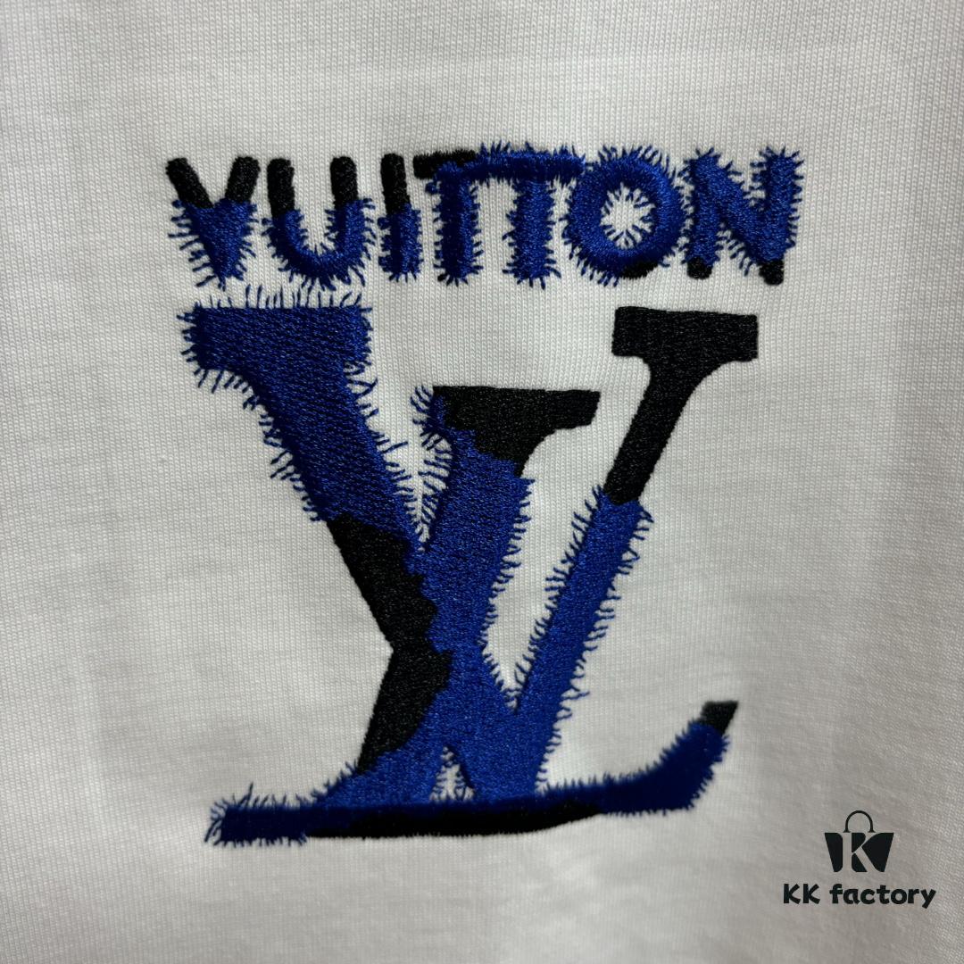 LV Louis Vuitton Spring/Summer 2025 New Arrival Classic T-Shirt! 260g High-Grammage Pure Cotton Fabric for Comfortable Wear. Minimalist Design, Fashion-Forward and Trendy. Slightly Relaxed Fit for Casual Comfort, Suitable for Various Occasions. Whether Shopping, Gathering with Friends, or Relaxing, This T-Shirt Adds a Touch of Style and Individuality to Your Look.