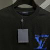 LV Louis Vuitton Spring/Summer 2025 New Arrival Classic T-Shirt! 260g High-Grammage Pure Cotton Fabric for Comfortable Wear. Minimalist Design, Fashion-Forward and Trendy. Slightly Relaxed Fit for Casual Comfort, Suitable for Various Occasions. Whether Shopping, Gathering with Friends, or Relaxing, This T-Shirt Adds a Touch of Style and Individuality to Your Look.