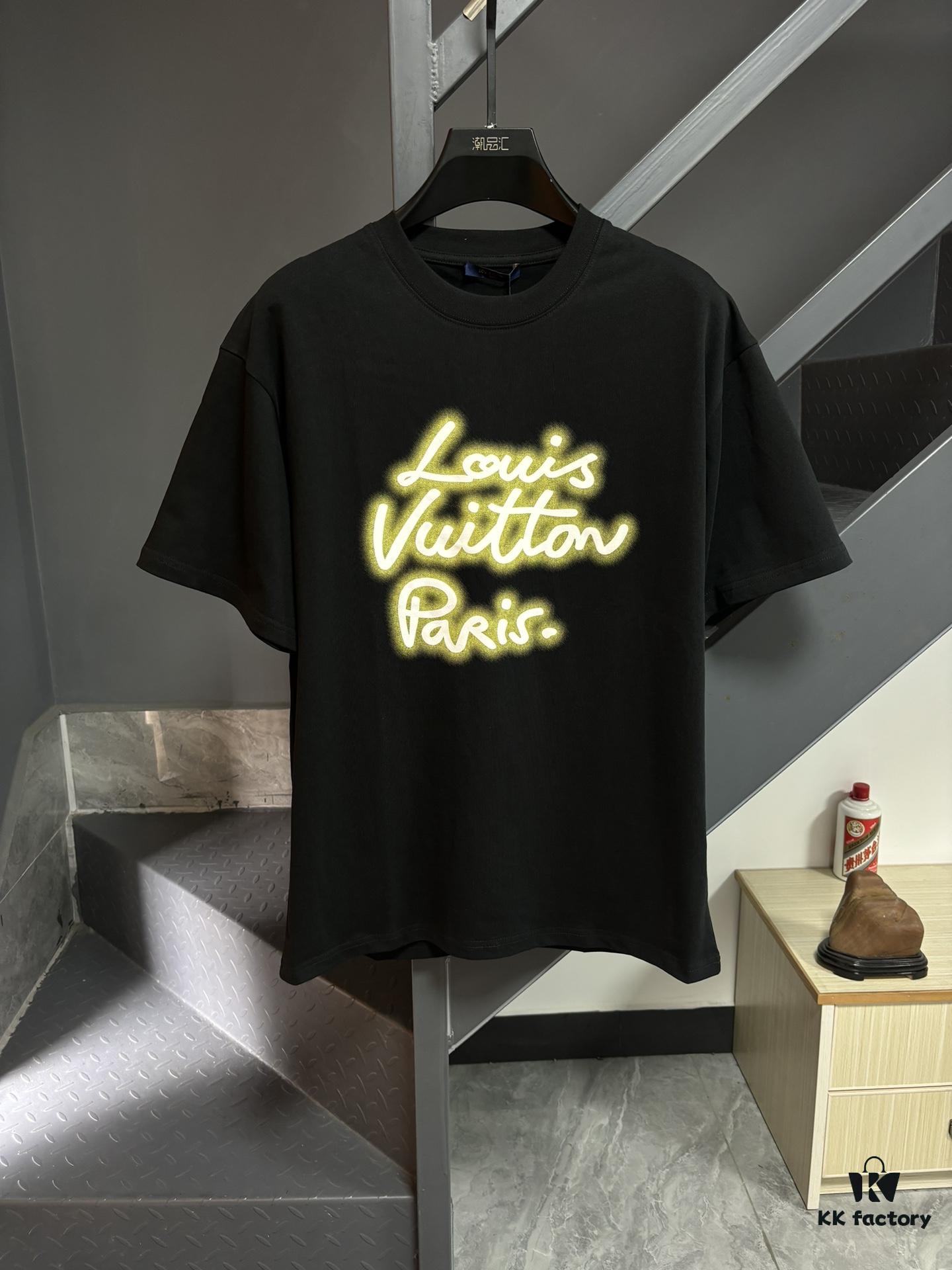 Louis Vuitton LV 25SS Spring Collection Classic New Arrival T-Shirt! 260g High-Grammage Pure Cotton Fabric, Comfortable Wear. Minimalist Design, Stylish and Trendy. Slightly Oversized Fit for a Relaxed, Casual Look, Perfect for Various Occasions. Whether Shopping, Socializing, or Enjoying Leisure Time, This T-Shirt Adds a Touch of Fashion and Individuality.