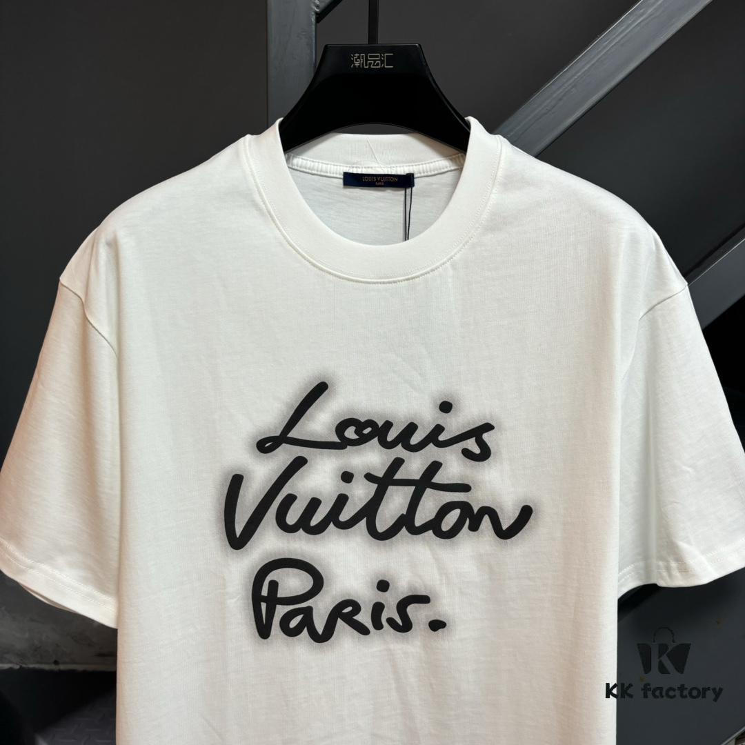 Louis Vuitton LV 25SS Spring Collection Classic New Arrival T-Shirt! 260g High-Grammage Pure Cotton Fabric, Comfortable Wear. Minimalist Design, Stylish and Trendy. Slightly Oversized Fit for a Relaxed, Casual Look, Perfect for Various Occasions. Whether Shopping, Socializing, or Enjoying Leisure Time, This T-Shirt Adds a Touch of Fashion and Individuality.