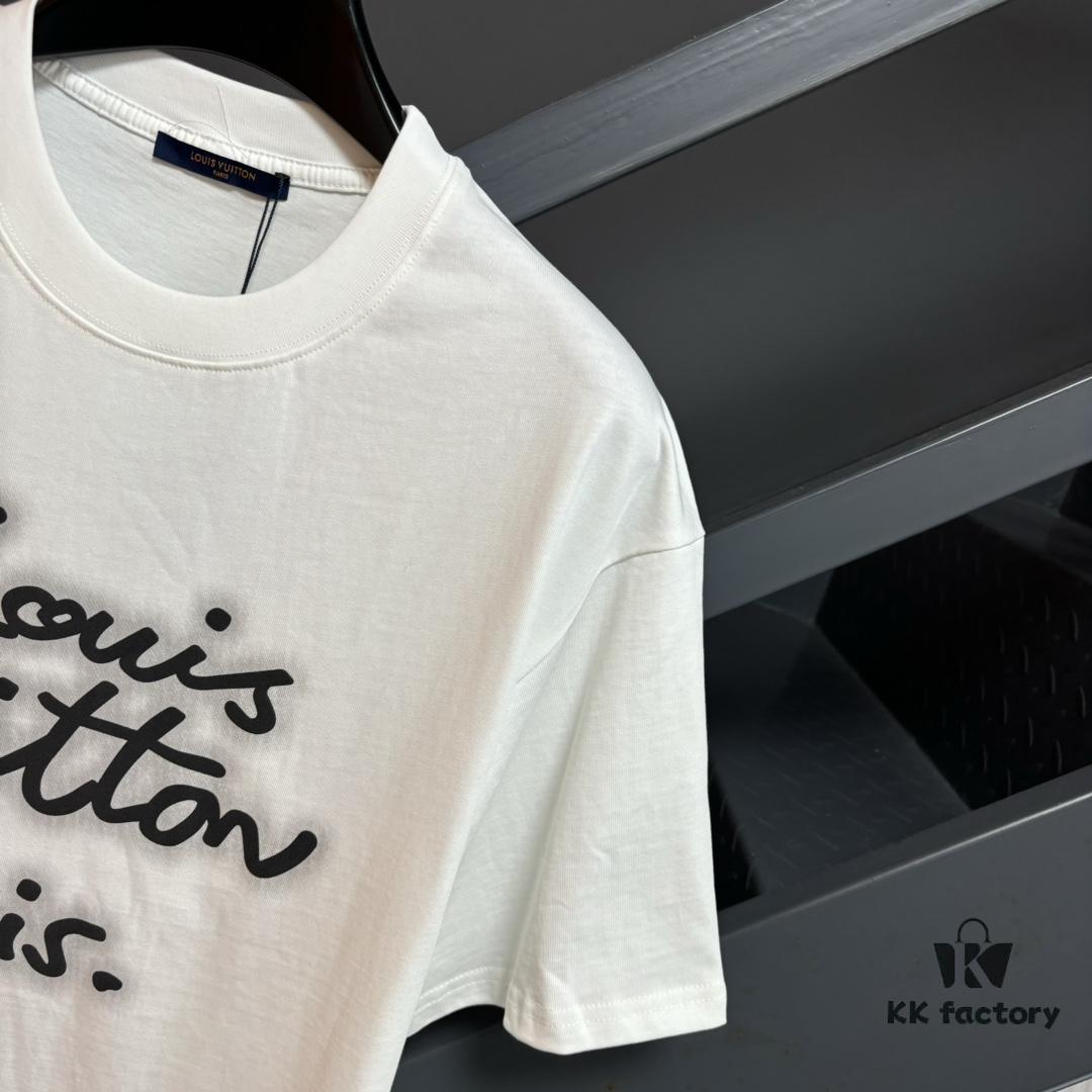 Louis Vuitton LV 25SS Spring Collection Classic New Arrival T-Shirt! 260g High-Grammage Pure Cotton Fabric, Comfortable Wear. Minimalist Design, Stylish and Trendy. Slightly Oversized Fit for a Relaxed, Casual Look, Perfect for Various Occasions. Whether Shopping, Socializing, or Enjoying Leisure Time, This T-Shirt Adds a Touch of Fashion and Individuality.