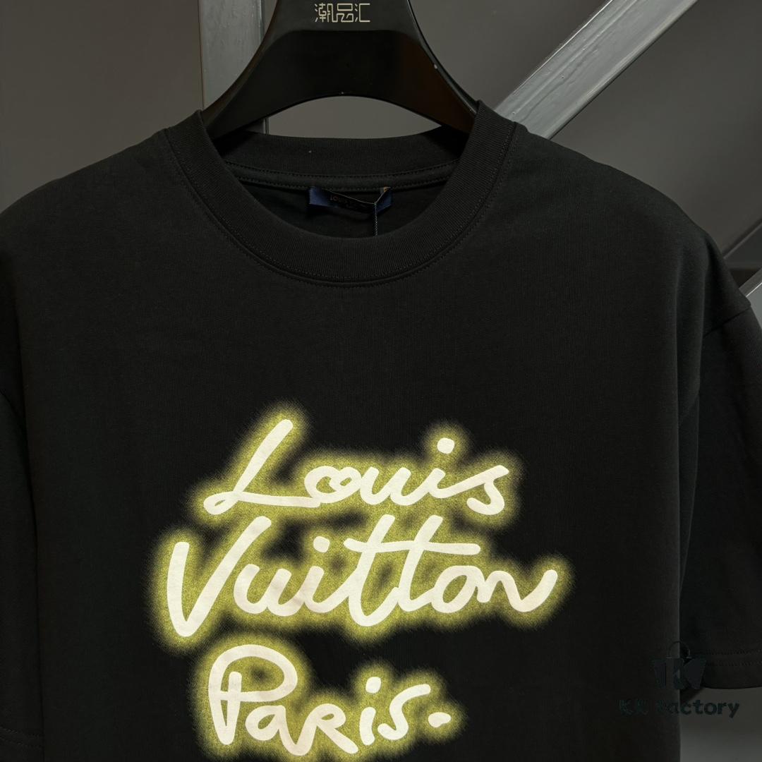 Louis Vuitton LV 25SS Spring Collection Classic New Arrival T-Shirt! 260g High-Grammage Pure Cotton Fabric, Comfortable Wear. Minimalist Design, Stylish and Trendy. Slightly Oversized Fit for a Relaxed, Casual Look, Perfect for Various Occasions. Whether Shopping, Socializing, or Enjoying Leisure Time, This T-Shirt Adds a Touch of Fashion and Individuality.