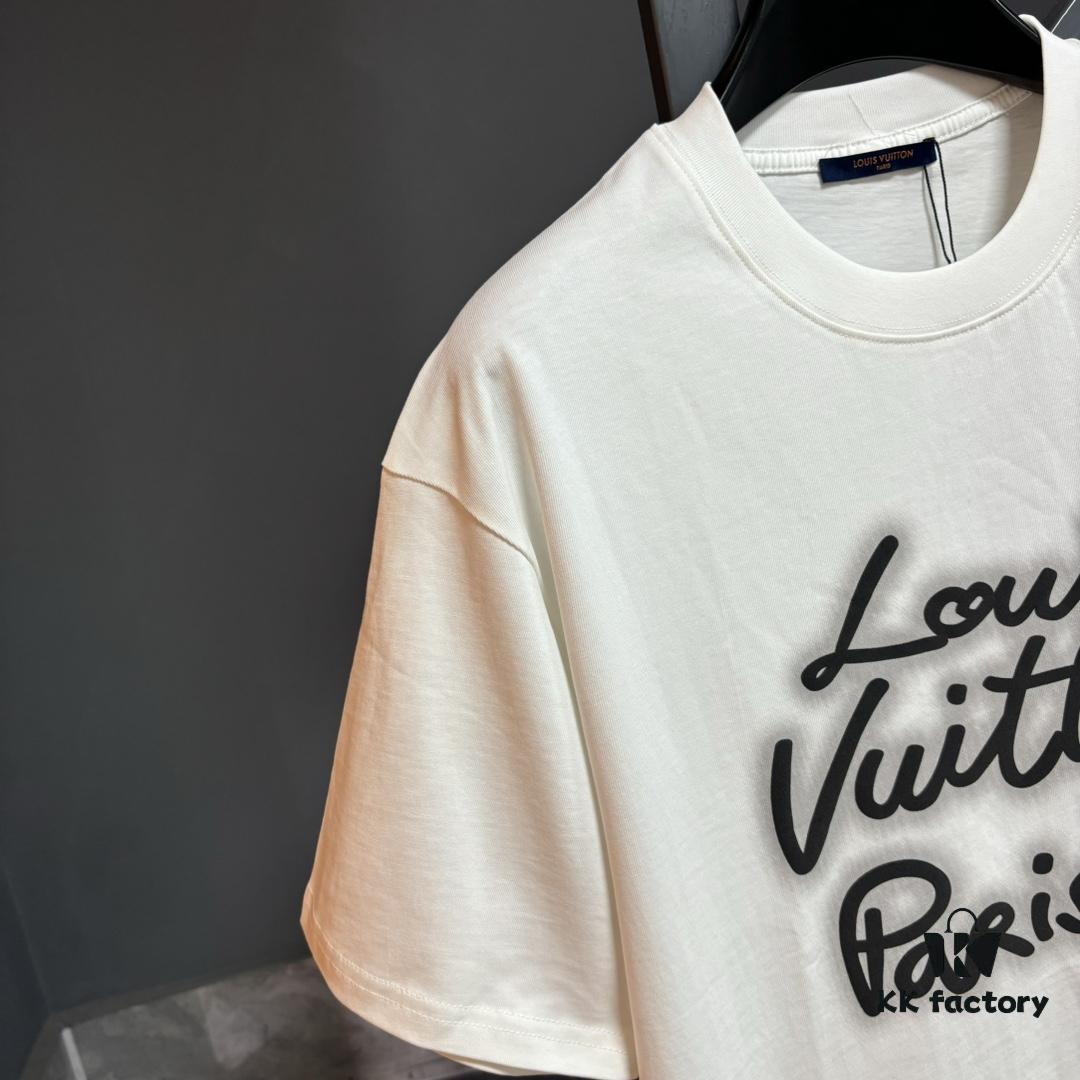 Louis Vuitton LV 25SS Spring Collection Classic New Arrival T-Shirt! 260g High-Grammage Pure Cotton Fabric, Comfortable Wear. Minimalist Design, Stylish and Trendy. Slightly Oversized Fit for a Relaxed, Casual Look, Perfect for Various Occasions. Whether Shopping, Socializing, or Enjoying Leisure Time, This T-Shirt Adds a Touch of Fashion and Individuality.