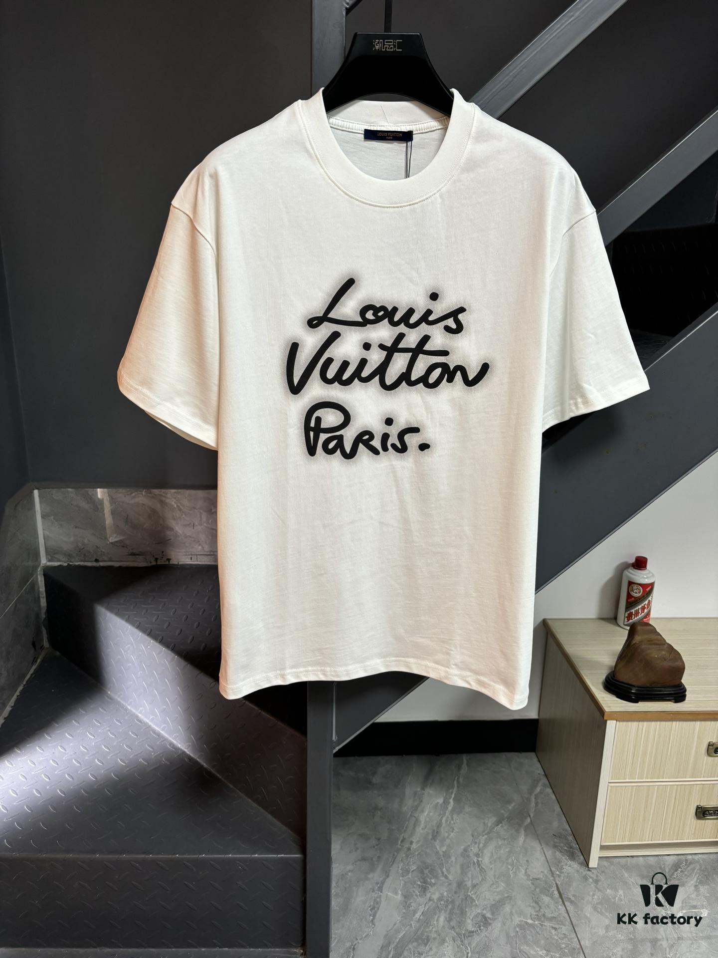 Louis Vuitton LV 25SS Spring Collection Classic New Arrival T-Shirt! 260g High-Grammage Pure Cotton Fabric, Comfortable Wear. Minimalist Design, Stylish and Trendy. Slightly Oversized Fit for a Relaxed, Casual Look, Perfect for Various Occasions. Whether Shopping, Socializing, or Enjoying Leisure Time, This T-Shirt Adds a Touch of Fashion and Individuality.
