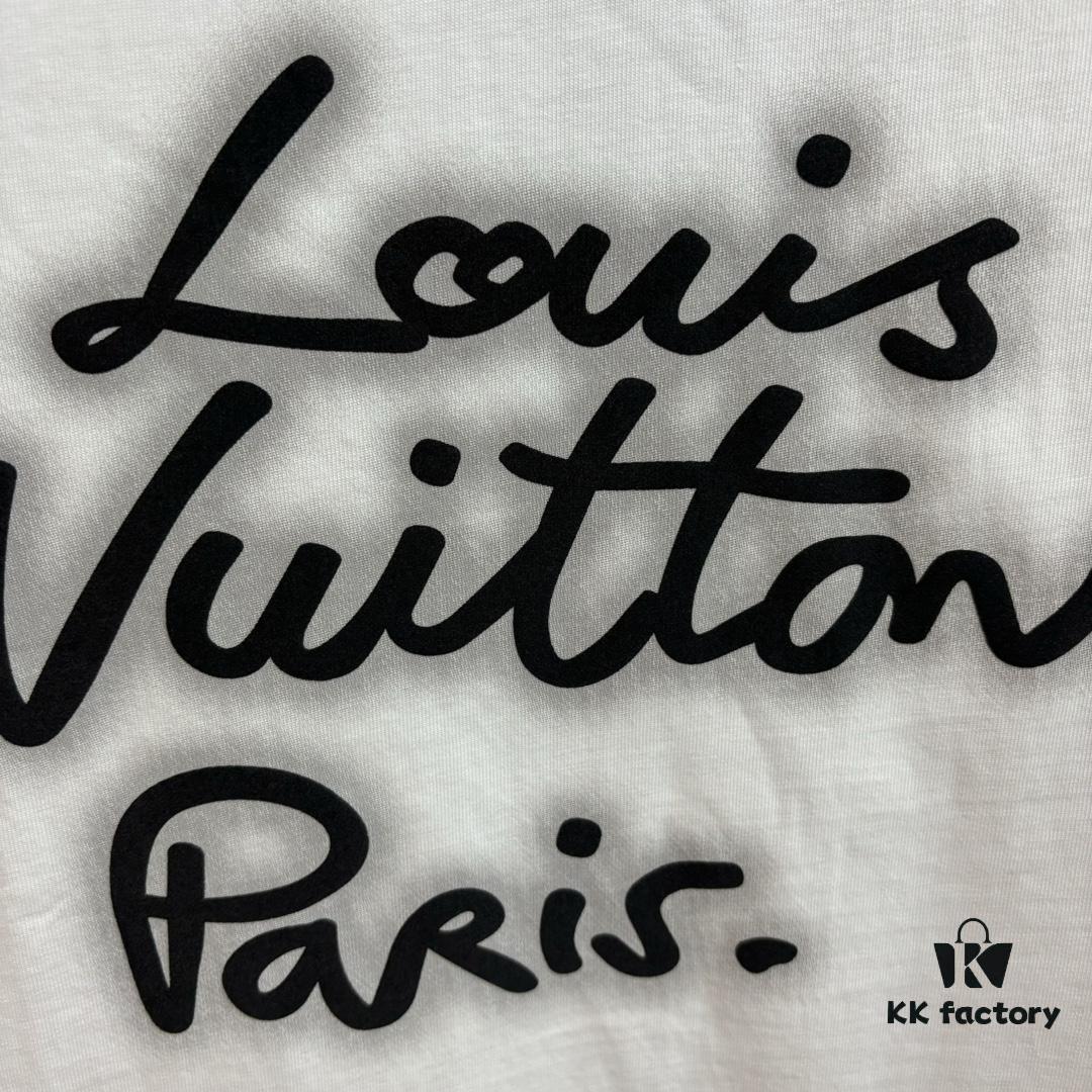 Louis Vuitton LV 25SS Spring Collection Classic New Arrival T-Shirt! 260g High-Grammage Pure Cotton Fabric, Comfortable Wear. Minimalist Design, Stylish and Trendy. Slightly Oversized Fit for a Relaxed, Casual Look, Perfect for Various Occasions. Whether Shopping, Socializing, or Enjoying Leisure Time, This T-Shirt Adds a Touch of Fashion and Individuality.