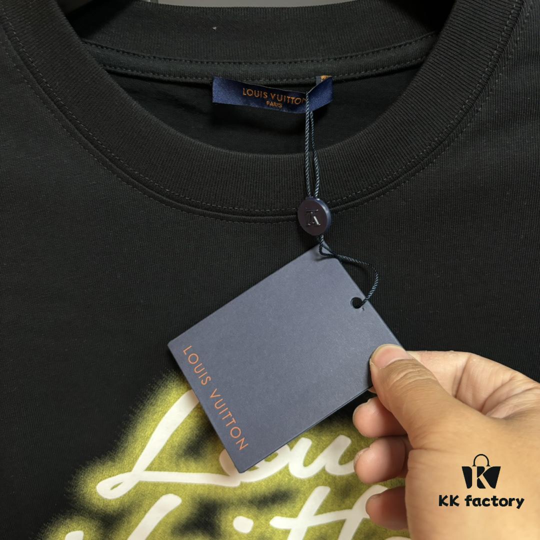 Louis Vuitton LV 25SS Spring Collection Classic New Arrival T-Shirt! 260g High-Grammage Pure Cotton Fabric, Comfortable Wear. Minimalist Design, Stylish and Trendy. Slightly Oversized Fit for a Relaxed, Casual Look, Perfect for Various Occasions. Whether Shopping, Socializing, or Enjoying Leisure Time, This T-Shirt Adds a Touch of Fashion and Individuality.