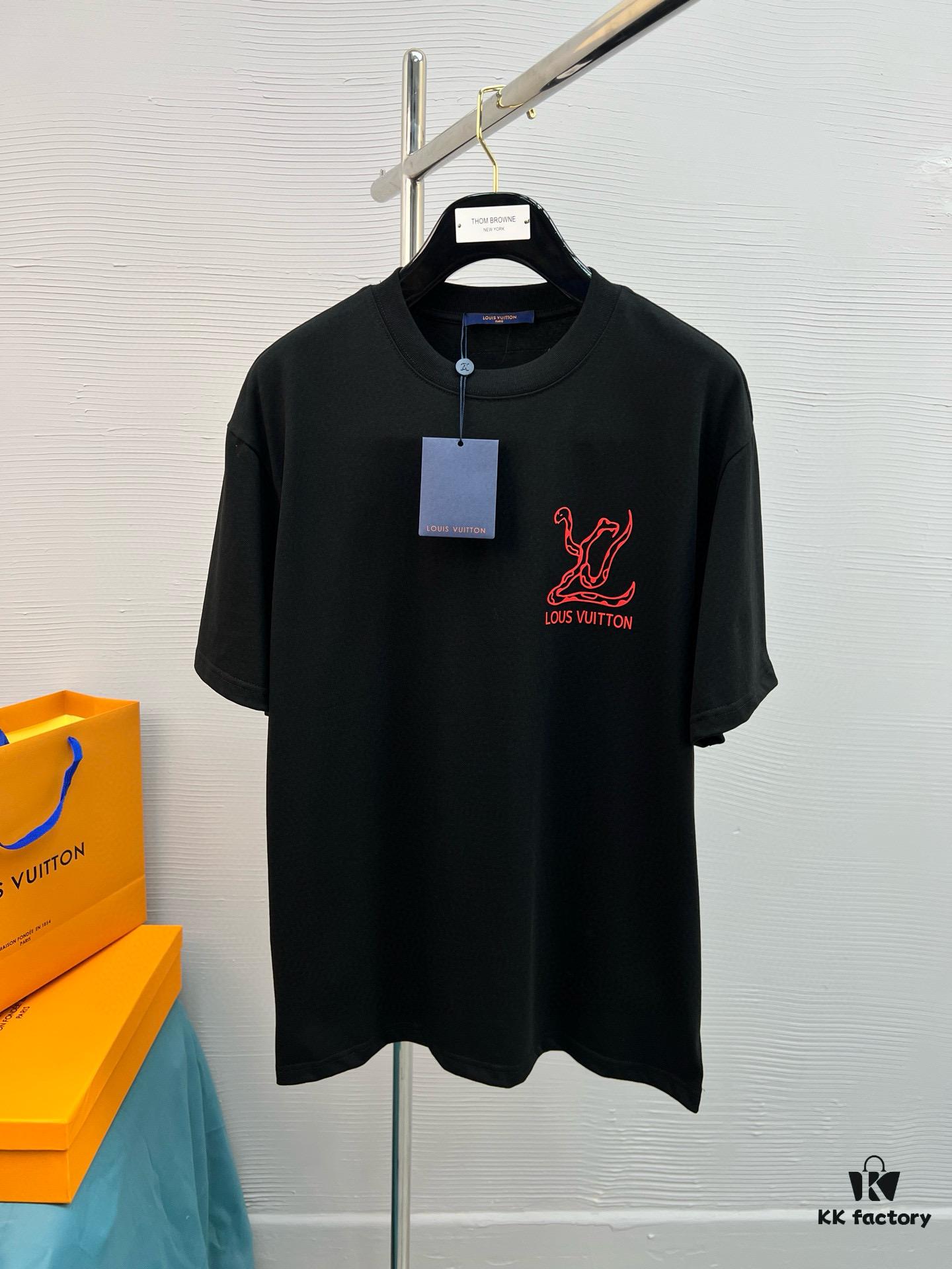 High-Quality LV 25SS Screen-Printed Premium Craftsmanship Classic Color T-Shirt!! A vibrant and youthful new arrival from the latest teddy bear collection, featuring high-standard printing with strong three-dimensional color transitions. Made from selected 280g pure cotton fabric for soft comfort. Perfectly matches jeans, chinos, or shorts—ideal for spring and summer wear.