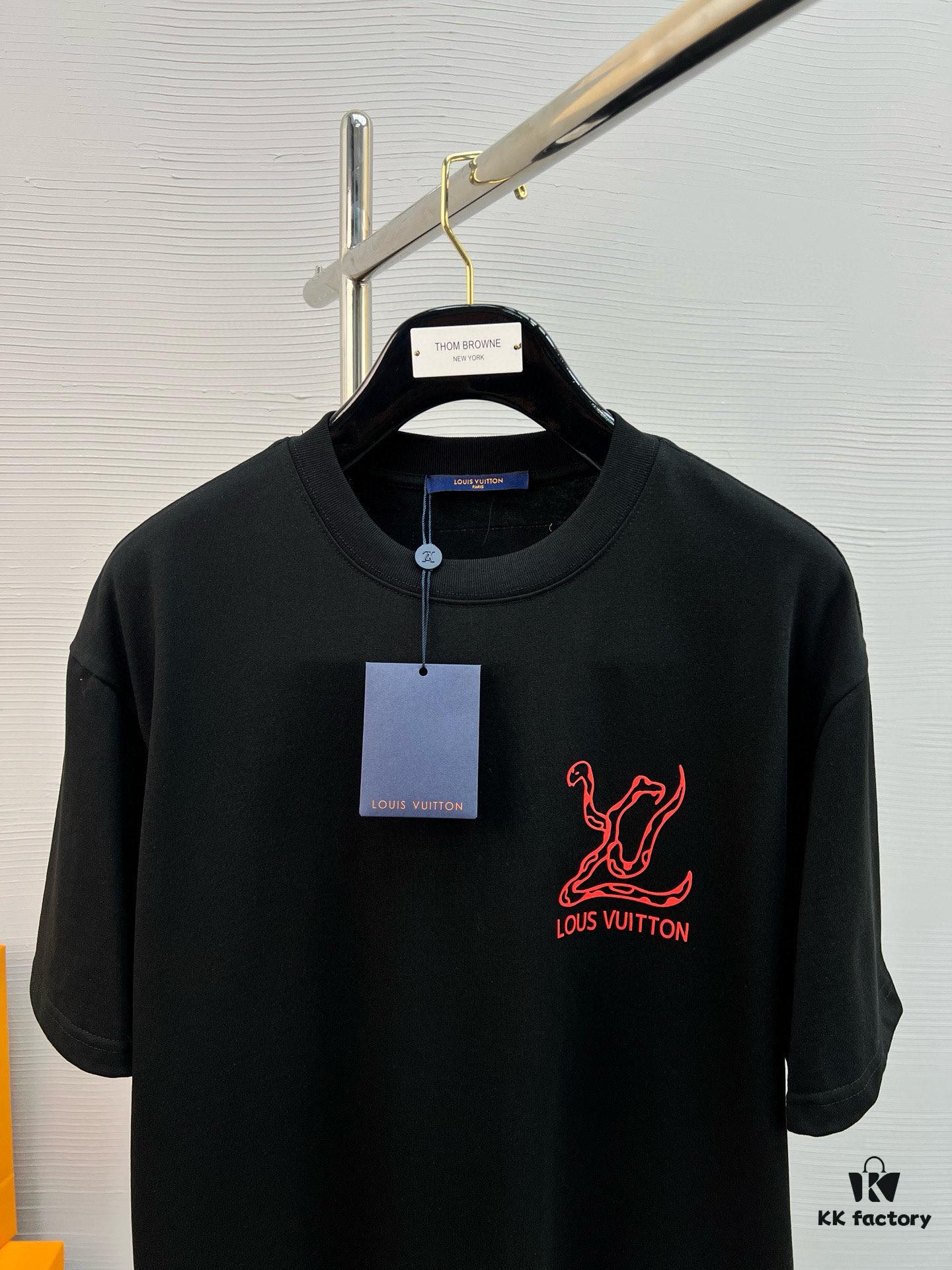 High-Quality LV 25SS Screen-Printed Premium Craftsmanship Classic Color T-Shirt!! A vibrant and youthful new arrival from the latest teddy bear collection, featuring high-standard printing with strong three-dimensional color transitions. Made from selected 280g pure cotton fabric for soft comfort. Perfectly matches jeans, chinos, or shorts—ideal for spring and summer wear.