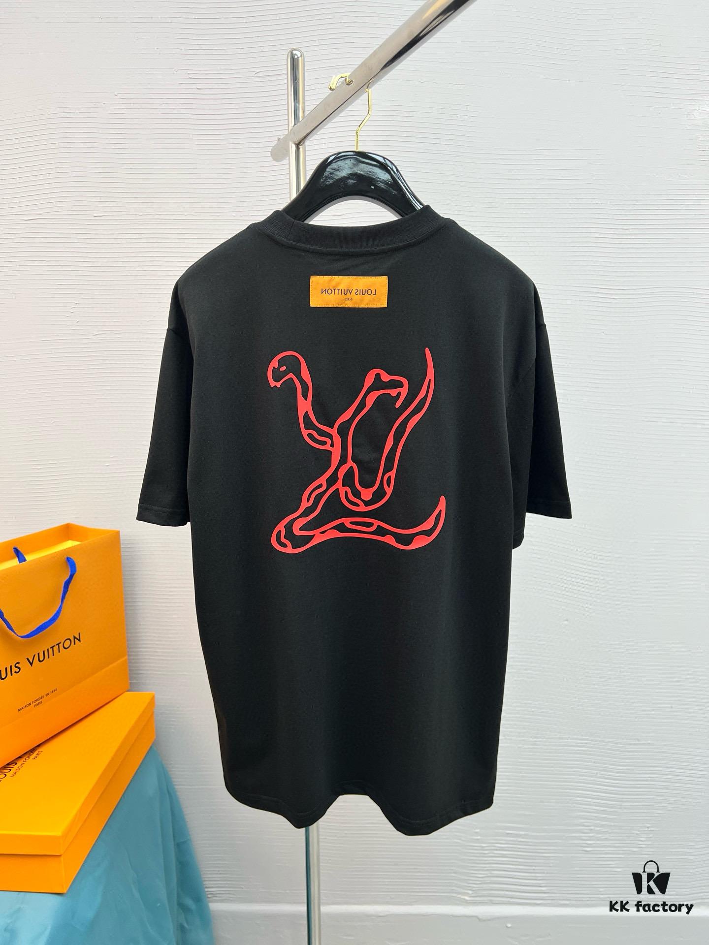 High-Quality LV 25SS Screen-Printed Premium Craftsmanship Classic Color T-Shirt!! A vibrant and youthful new arrival from the latest teddy bear collection, featuring high-standard printing with strong three-dimensional color transitions. Made from selected 280g pure cotton fabric for soft comfort. Perfectly matches jeans, chinos, or shorts—ideal for spring and summer wear.