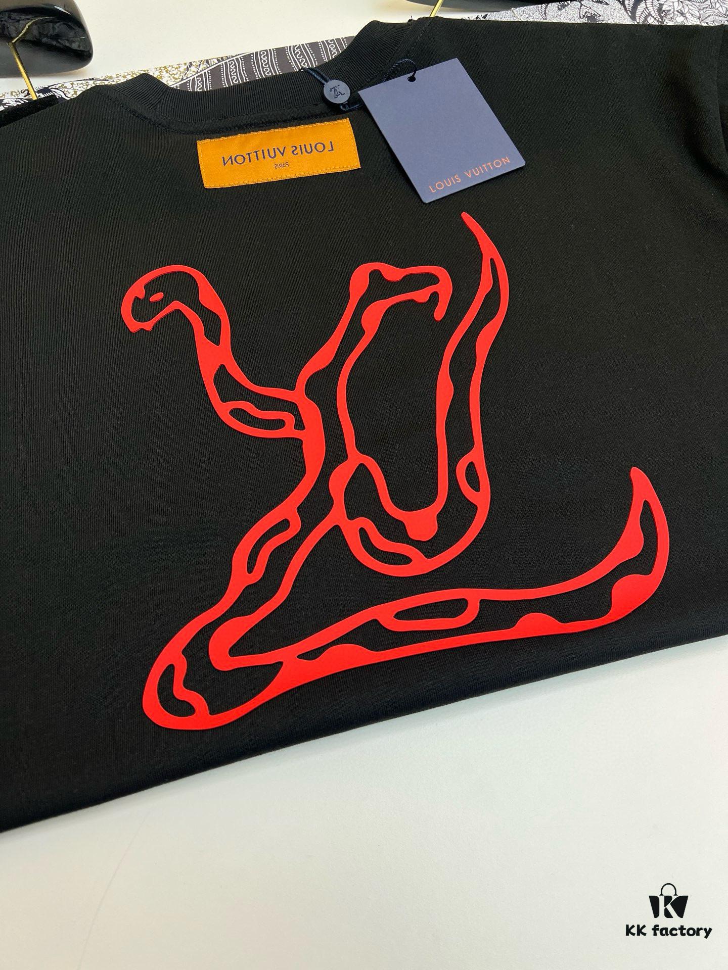 High-Quality LV 25SS Screen-Printed Premium Craftsmanship Classic Color T-Shirt!! A vibrant and youthful new arrival from the latest teddy bear collection, featuring high-standard printing with strong three-dimensional color transitions. Made from selected 280g pure cotton fabric for soft comfort. Perfectly matches jeans, chinos, or shorts—ideal for spring and summer wear.