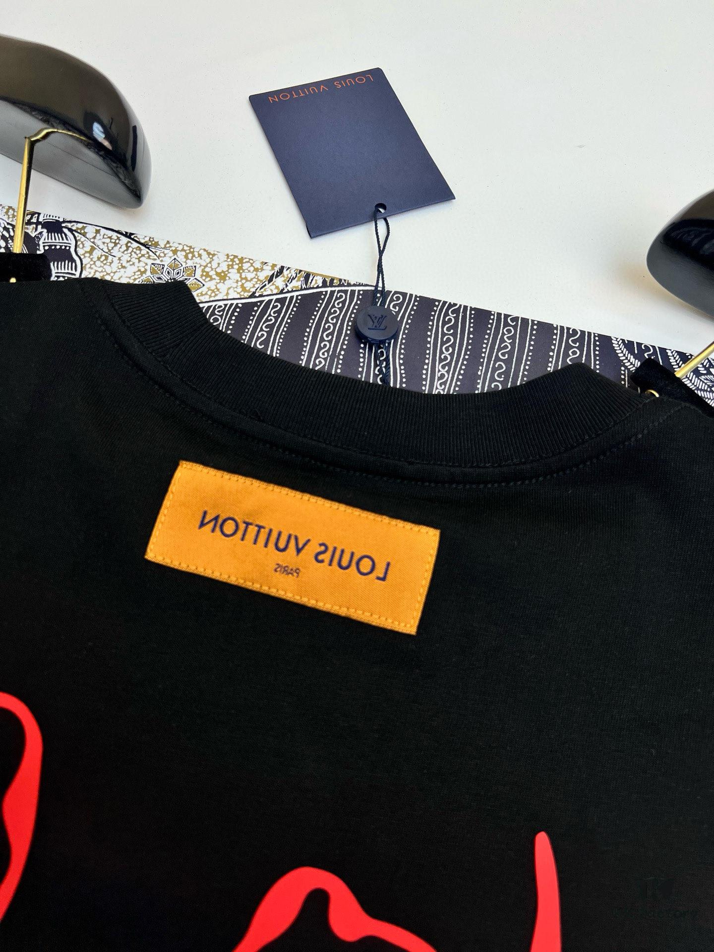 High-Quality LV 25SS Screen-Printed Premium Craftsmanship Classic Color T-Shirt!! A vibrant and youthful new arrival from the latest teddy bear collection, featuring high-standard printing with strong three-dimensional color transitions. Made from selected 280g pure cotton fabric for soft comfort. Perfectly matches jeans, chinos, or shorts—ideal for spring and summer wear.