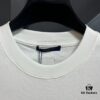 LV Louis Vuitton Spring/Summer 2025 New Arrival Classic T-Shirt! Made from 26g high GSM pure cotton fabric for exceptional comfort. Features a minimalist, stylish design with a slightly loose fit, offering a relaxed and versatile silhouette perfect for any occasion. Ideal for shopping, gatherings, or casual outings, this T-shirt adds a touch of fashion and individuality to your look.