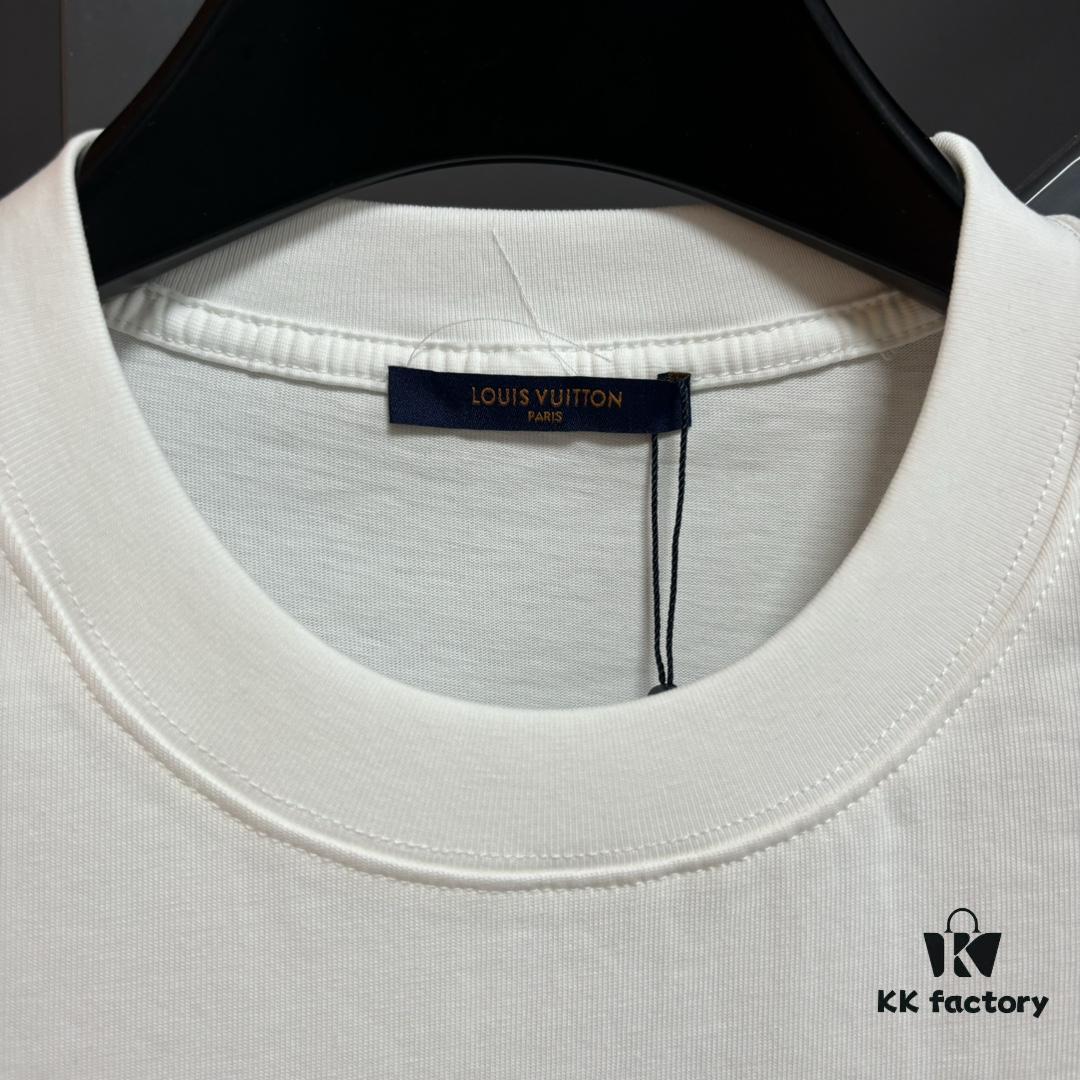 Louis Vuitton LV 25SS Spring Collection Classic New Arrival T-Shirt! 260g High-Grammage Pure Cotton Fabric, Comfortable Wear. Minimalist Design, Stylish and Trendy. Slightly Oversized Fit for a Relaxed, Casual Look, Perfect for Various Occasions. Whether Shopping, Socializing, or Enjoying Leisure Time, This T-Shirt Adds a Touch of Fashion and Individuality.