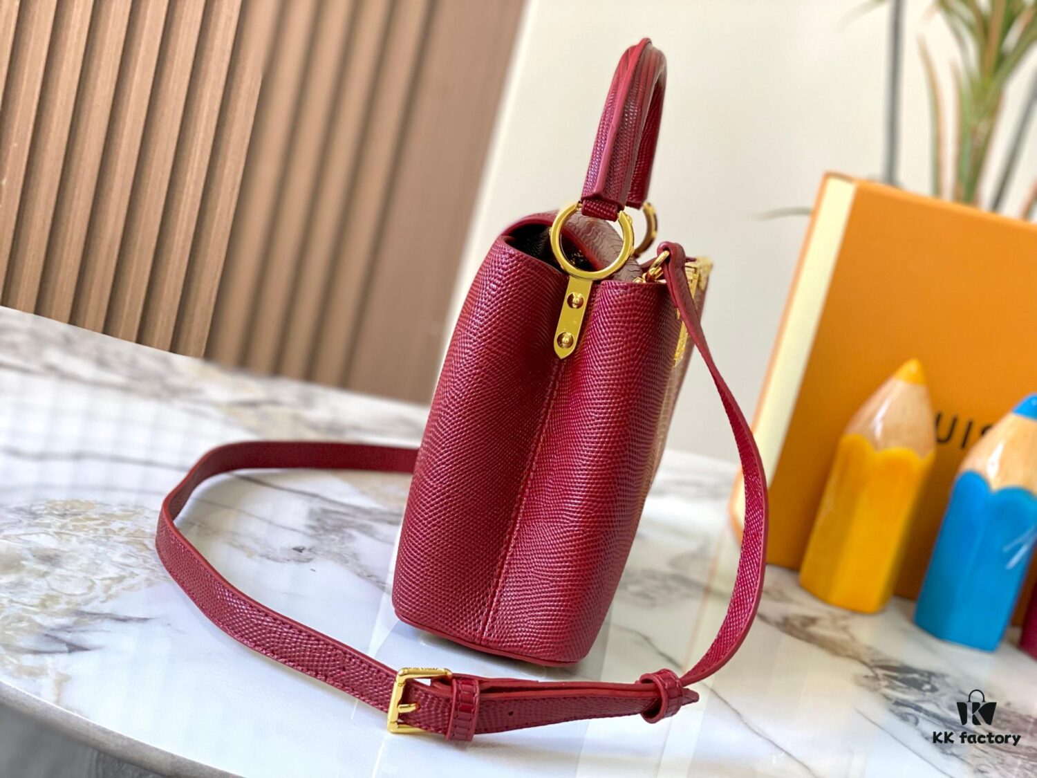 Top-Grade Original Guangzhou Stock M12297 Burgundy Lizard Skin with Gold Diamond Crown ▲ This Capucines BB Bag Exquisitely Combines Luxurious Lizard Exterior, Soft Lamb Leather Lining, and Lustrous Metallic Hardware