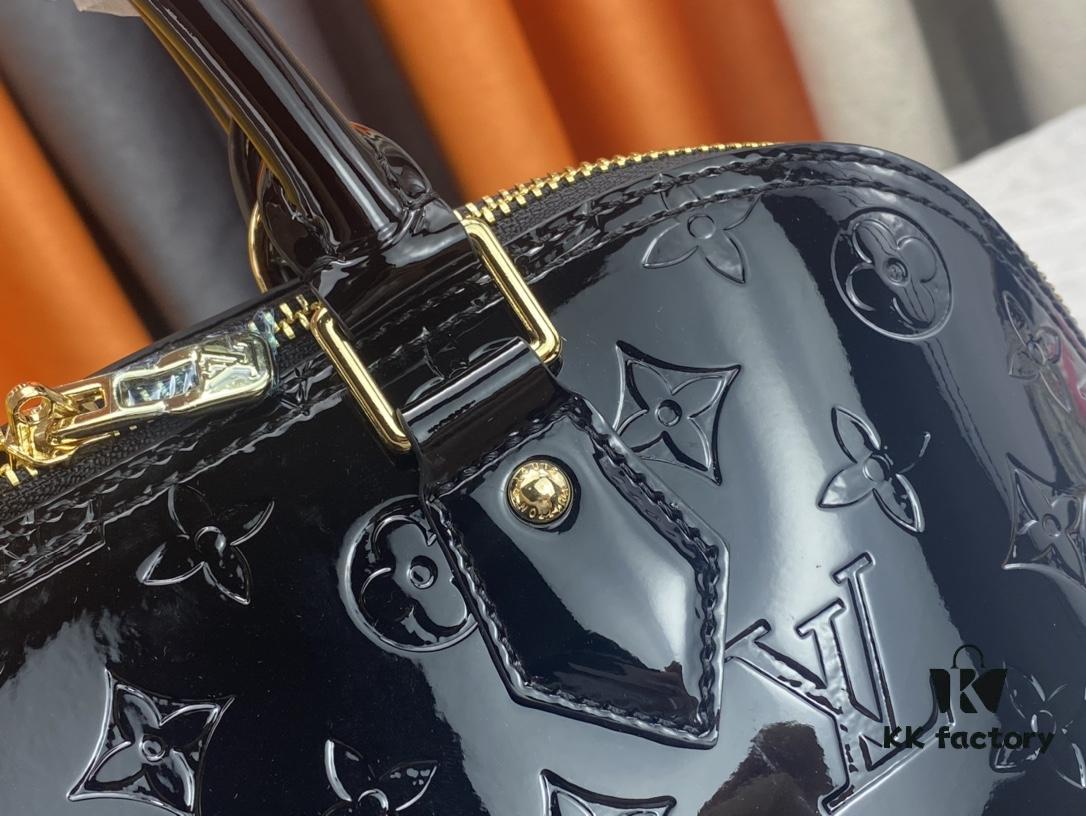 Authentic Exclusive Real-Shot Background! M54395, M54785, 54786 This avant-garde and modern Tote Miroir Clutch made from smooth patent calf leather. Featuring an oversized LV monogram, bold silhouette lines, and a distinctive design paired with a detachable new-style shoulder strap!