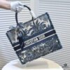 Large Size with Silk Scarf 🔥 Embroidered Edge ➔ Dior New Arrival Shopping Tote! Counter Version Updated Synchronously! Limited Edition Worn by Celebrities! Extremely Stylish! Premium Imported Fabric, High-End Quality! Indistinguishable from Counter Purchase! Extra-Large Capacity, Ideal for Outings!