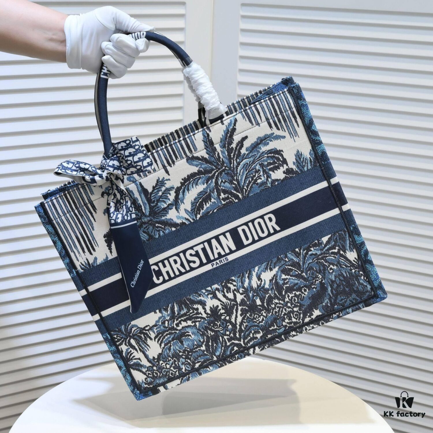 Large Size with Silk Scarf 🔥 Embroidered Edge ➔ Dior New Arrival Shopping Tote! Counter Version Updated Synchronously! Limited Edition Worn by Celebrities! Extremely Stylish! Premium Imported Fabric, High-End Quality! Indistinguishable from Counter Purchase! Extra-Large Capacity, Ideal for Outings!