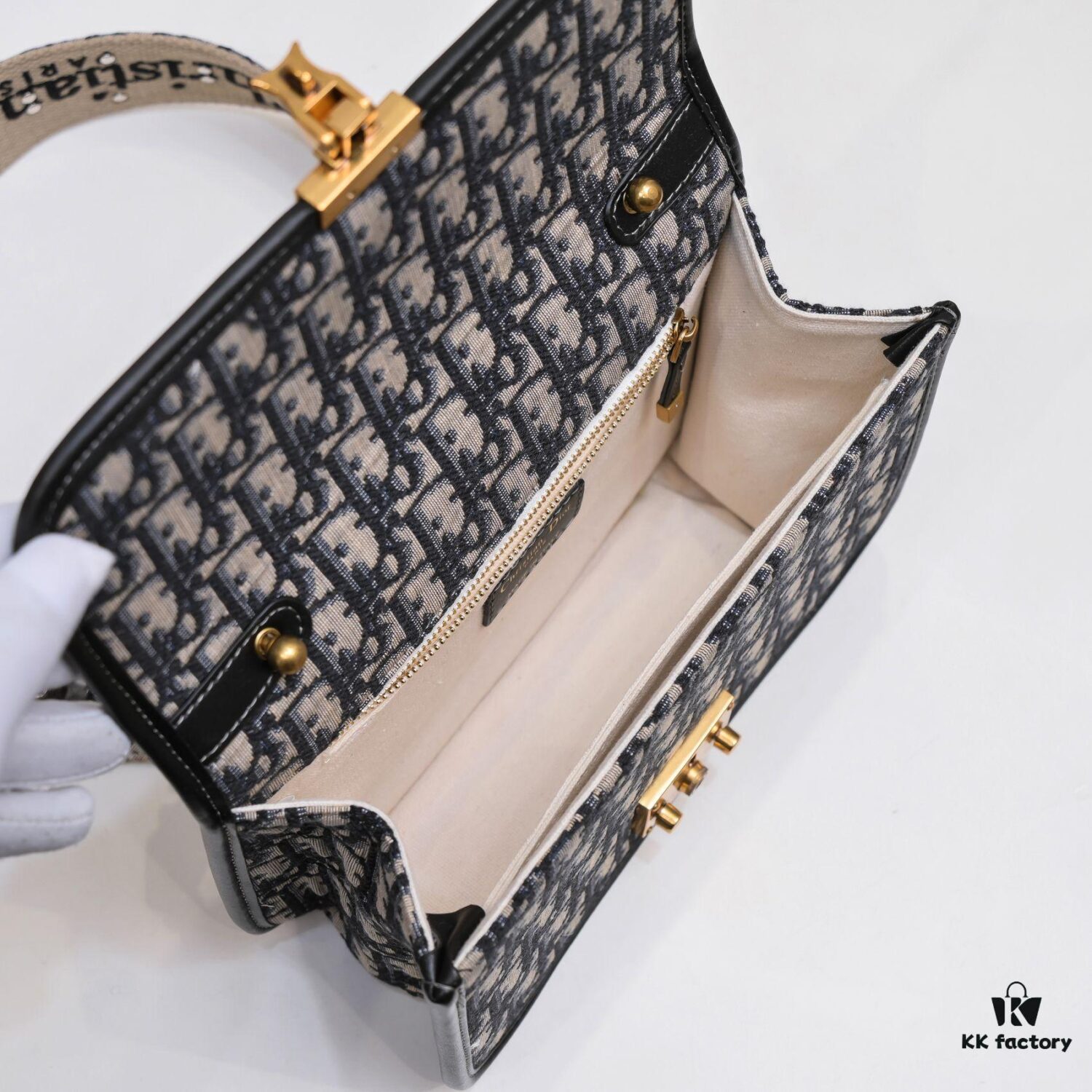 Shoulder Strap Style 🔥🔥‼ Original Design Development! No Detail Overlooked... DIOR OBLIQUE Flap Top-Handle Mini Bag, Signature Canvas with Smooth Calfskin Trim, Vintage Gold-Tone Metal Lock Closure, Detachable Chain Strap with 'CD' Logo in Vintage Gold-Tone Metal, Can Be Carried as a Shoulder or Crossbody Bag