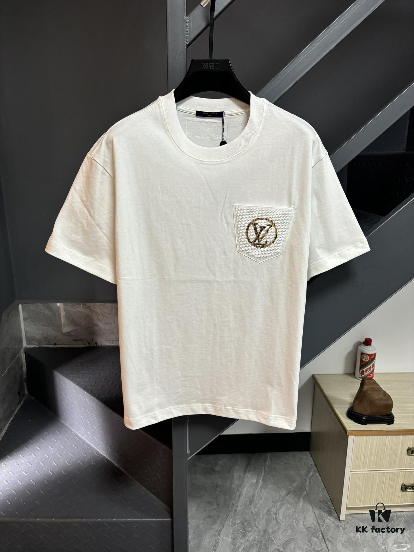 LV Louis Vuitton Spring/Summer 2025 New Arrival Classic T-Shirt! Made from 26g high-density pure cotton fabric for exceptional comfort. Features a minimalist, stylish design with a slightly loose fit, offering a relaxed and versatile silhouette perfect for various occasions. Ideal for shopping, gatherings, or casual outings, this T-shirt adds a touch of fashion and individuality to your look.