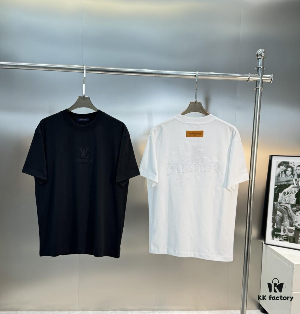 Donkey Brand * 25S New Arrival Unisex T-Shirt! Youthful Style with Full Embroidered Logo – Chest and Back Brand Lettering in Matching Thread Color, Modern Streetwear with Sunny Vibes! Premium Heavyweight 260g 100% Cotton Fabric, Reinforced Collar Ribbing, Clean Shoulder Stitching, Complete Triple Labeling. Colors: Black, White. European Size: S, M, L, XL (Recommended Size M for Height 175cm / Weight 70kg)