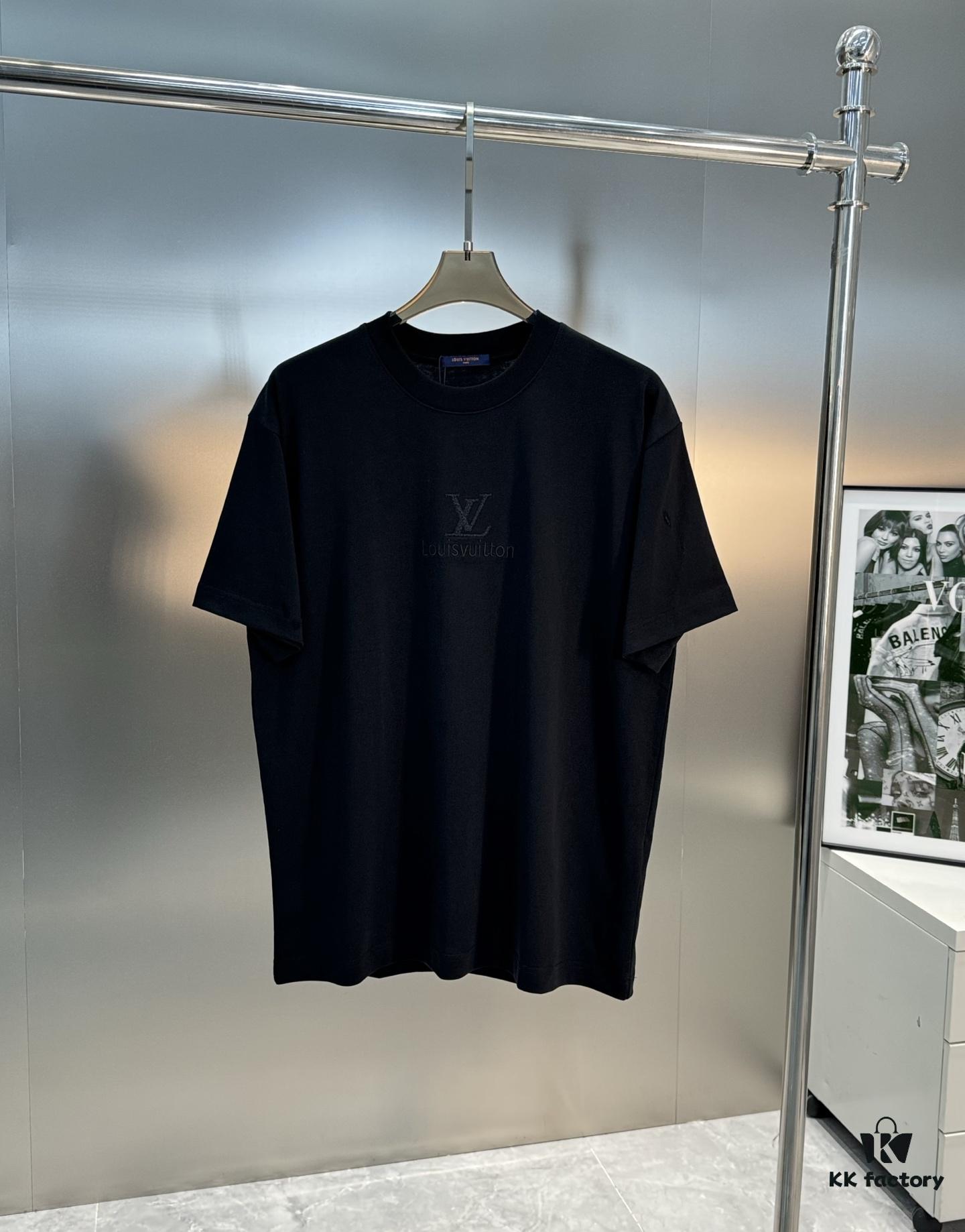 Donkey Brand * 25S New Arrival Unisex T-Shirt! Youthful Style with Full Embroidered Logo – Chest and Back Brand Lettering in Matching Thread Color, Modern Streetwear with Sunny Vibes! Premium Heavyweight 260g 100% Cotton Fabric, Reinforced Collar Ribbing, Clean Shoulder Stitching, Complete Triple Labeling. Colors: Black, White. European Size: S, M, L, XL (Recommended Size M for Height 175cm / Weight 70kg)