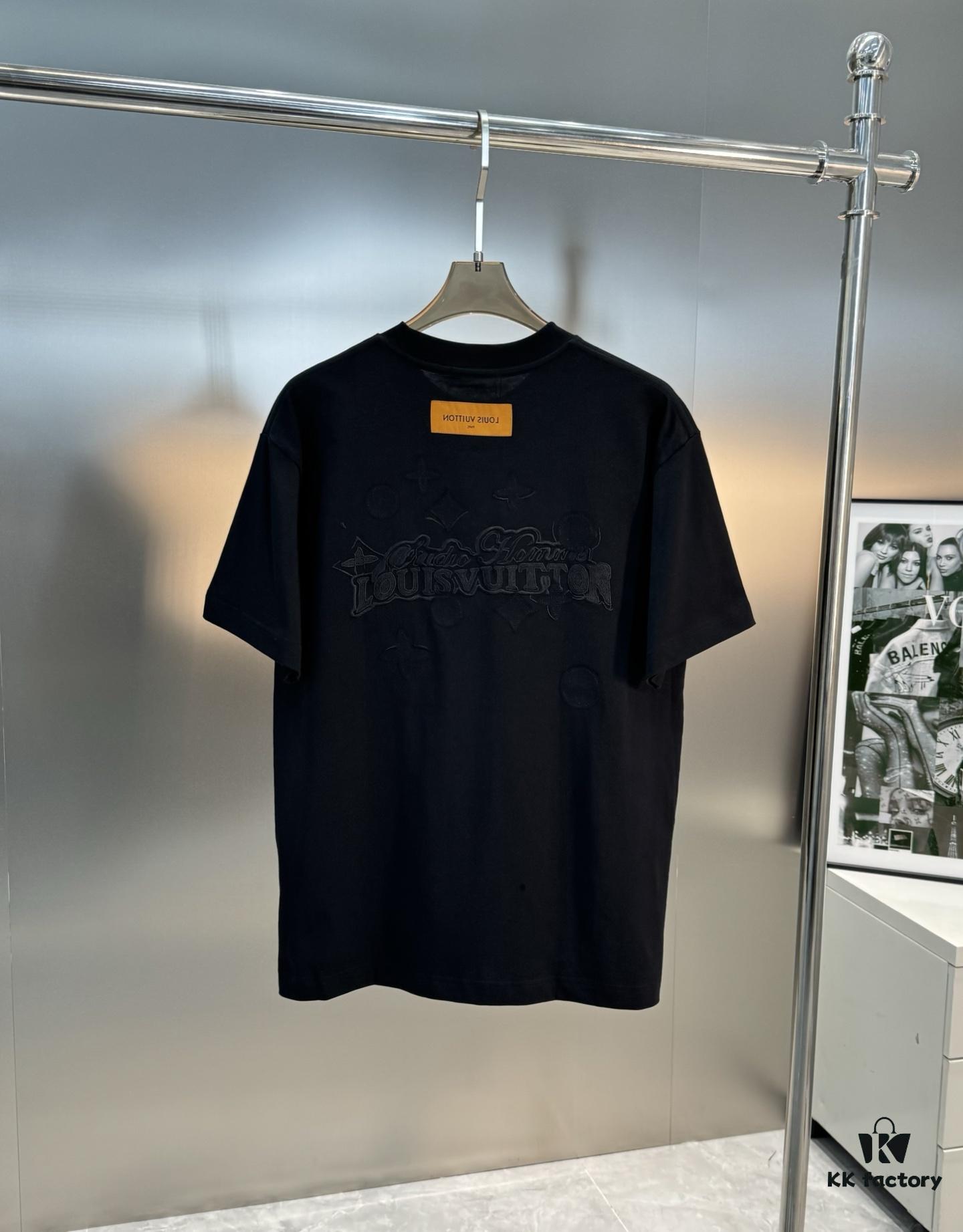 Donkey Brand * 25S New Arrival Unisex T-Shirt! Youthful Style with Full Embroidered Logo – Chest and Back Brand Lettering in Matching Thread Color, Modern Streetwear with Sunny Vibes! Premium Heavyweight 260g 100% Cotton Fabric, Reinforced Collar Ribbing, Clean Shoulder Stitching, Complete Triple Labeling. Colors: Black, White. European Size: S, M, L, XL (Recommended Size M for Height 175cm / Weight 70kg)