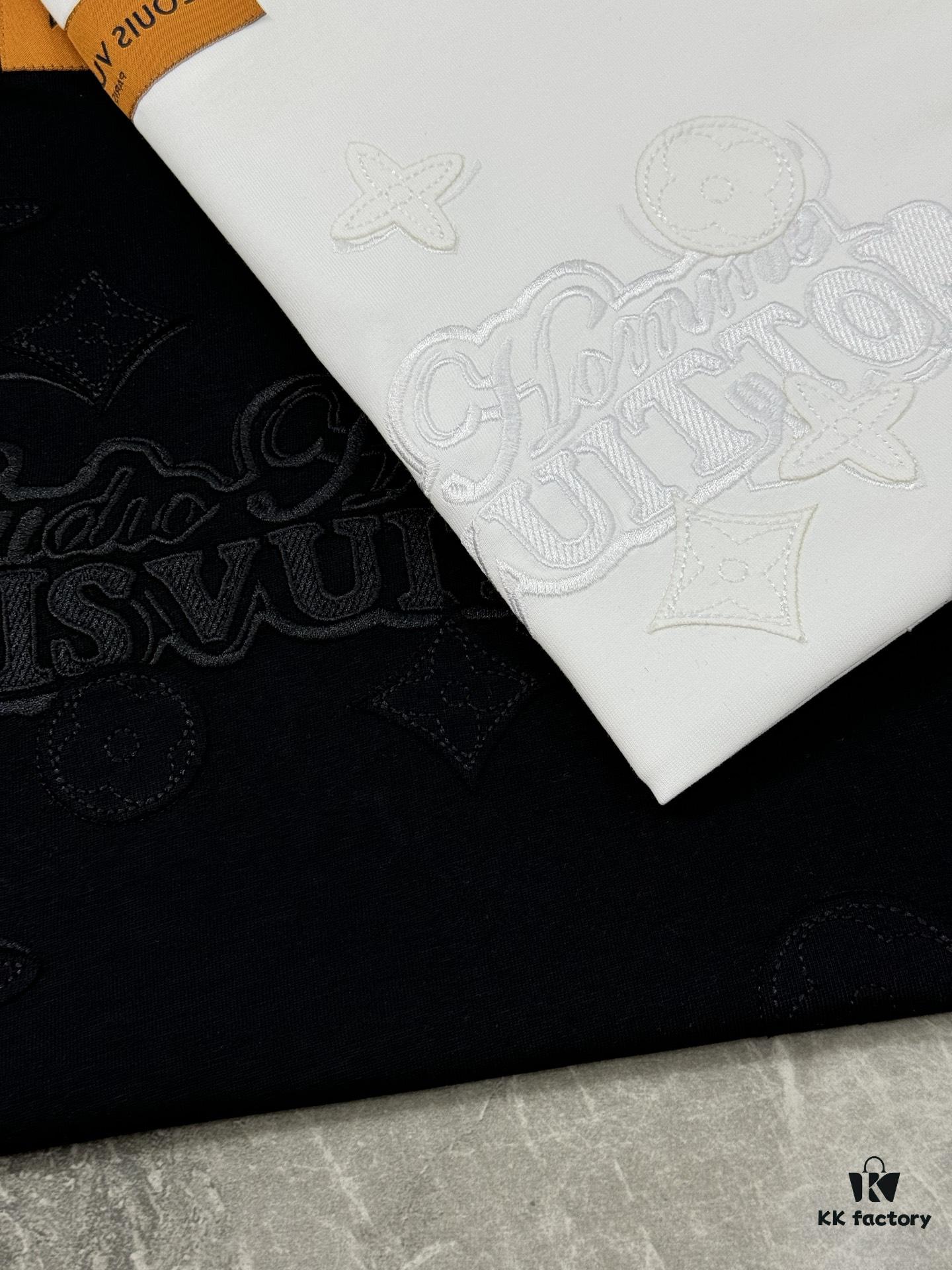 Donkey Brand * 25S New Arrival Unisex T-Shirt! Youthful Style with Full Embroidered Logo – Chest and Back Brand Lettering in Matching Thread Color, Modern Streetwear with Sunny Vibes! Premium Heavyweight 260g 100% Cotton Fabric, Reinforced Collar Ribbing, Clean Shoulder Stitching, Complete Triple Labeling. Colors: Black, White. European Size: S, M, L, XL (Recommended Size M for Height 175cm / Weight 70kg)