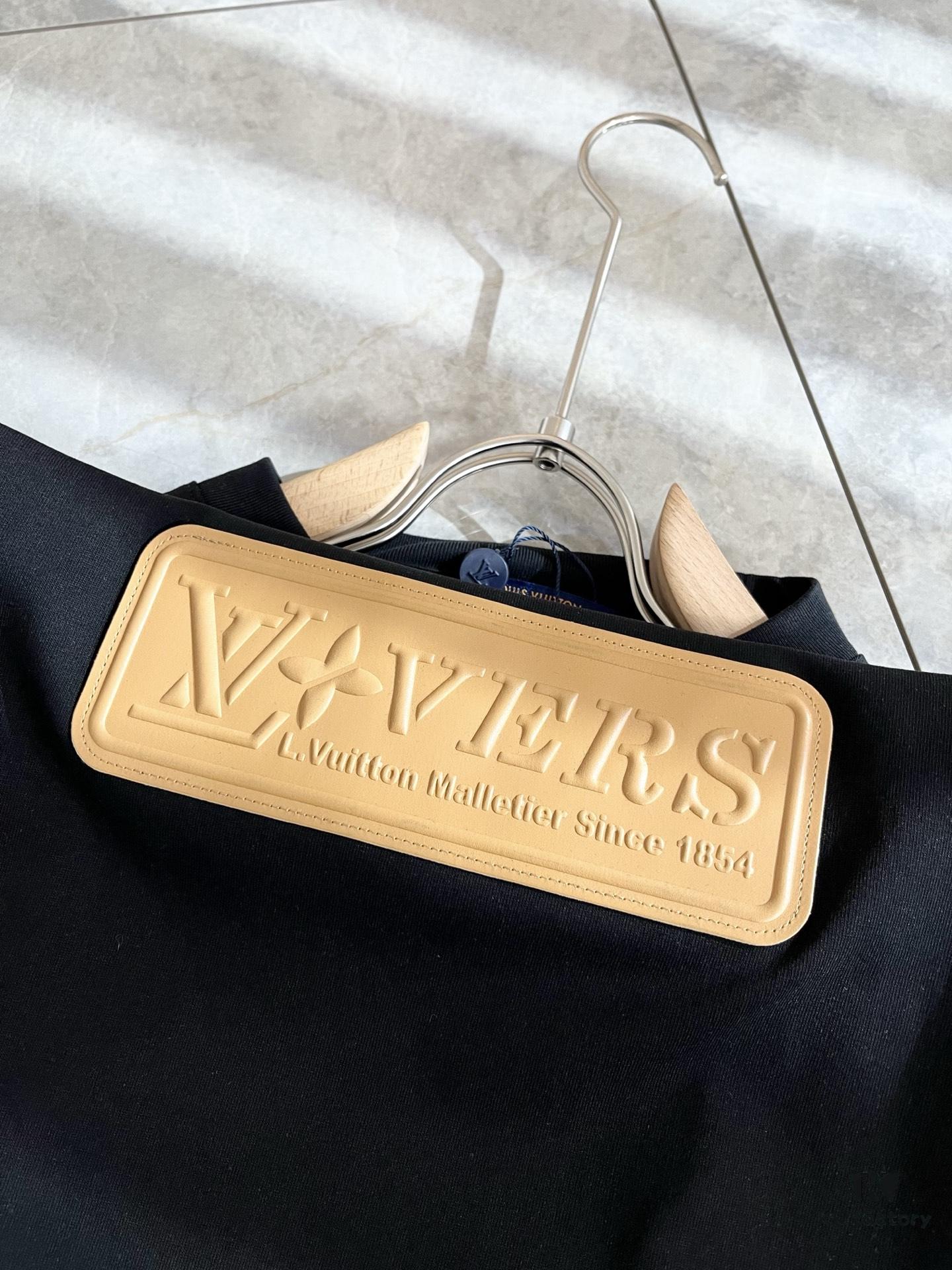 LouisVuitt Men and Women's Short Sleeve T-Shirt, 2025 Spring/Summer New Arrival, Logo-Print Leather Trimmed Unisex Tee