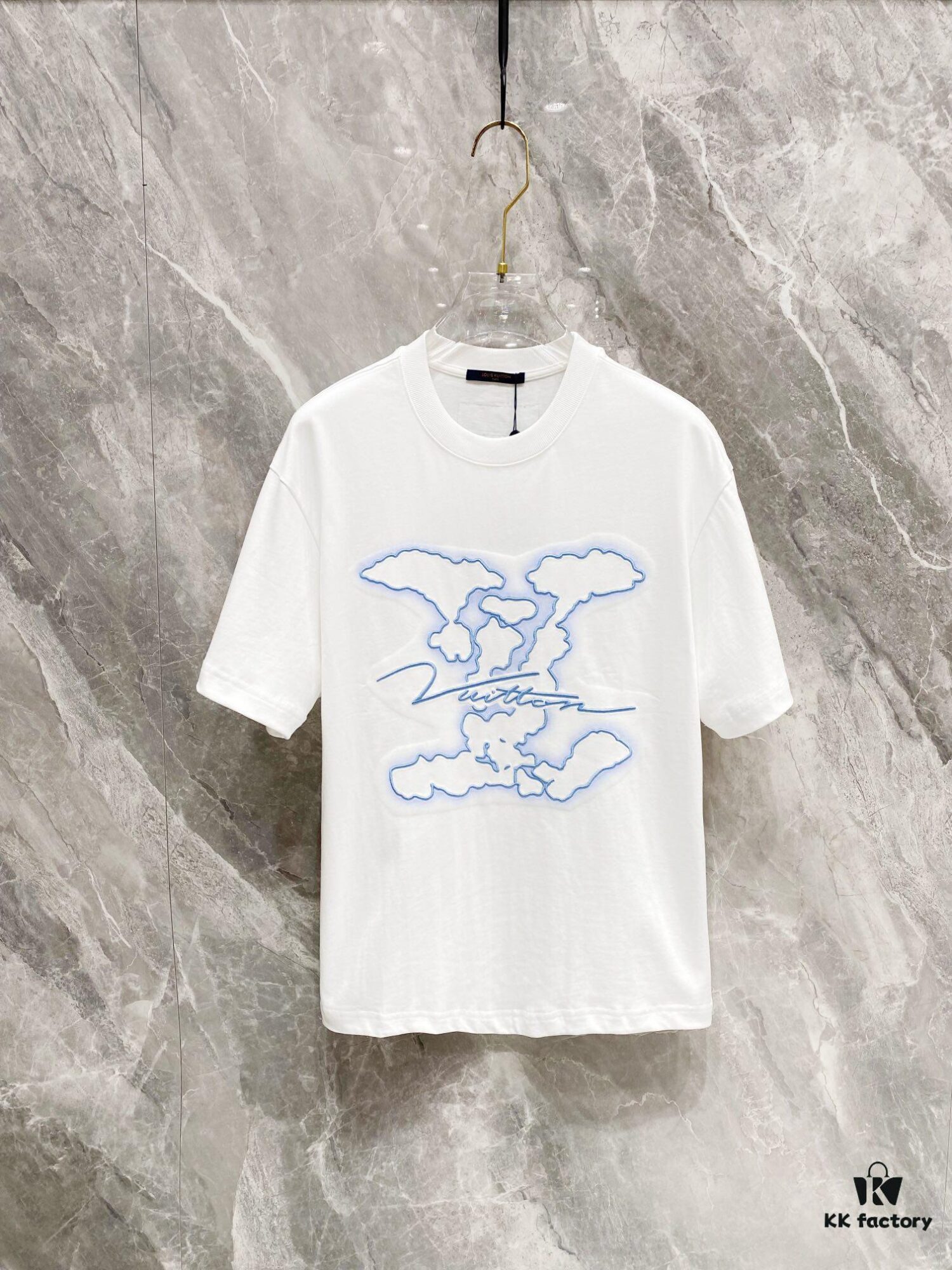 1V 25SS Spring New Arrival T-Shirt! 260g High-Density Cloud-Embroidered Cotton Fabric, Comfortable to Wear. Minimalist Design, Fashionable and Trendy. Slightly Loose Fit for Casual Comfort, Suitable for Various Occasions. Whether Shopping, Hanging Out with Friends, or Relaxing, This T-Shirt Adds Style and Personality to Your Look.