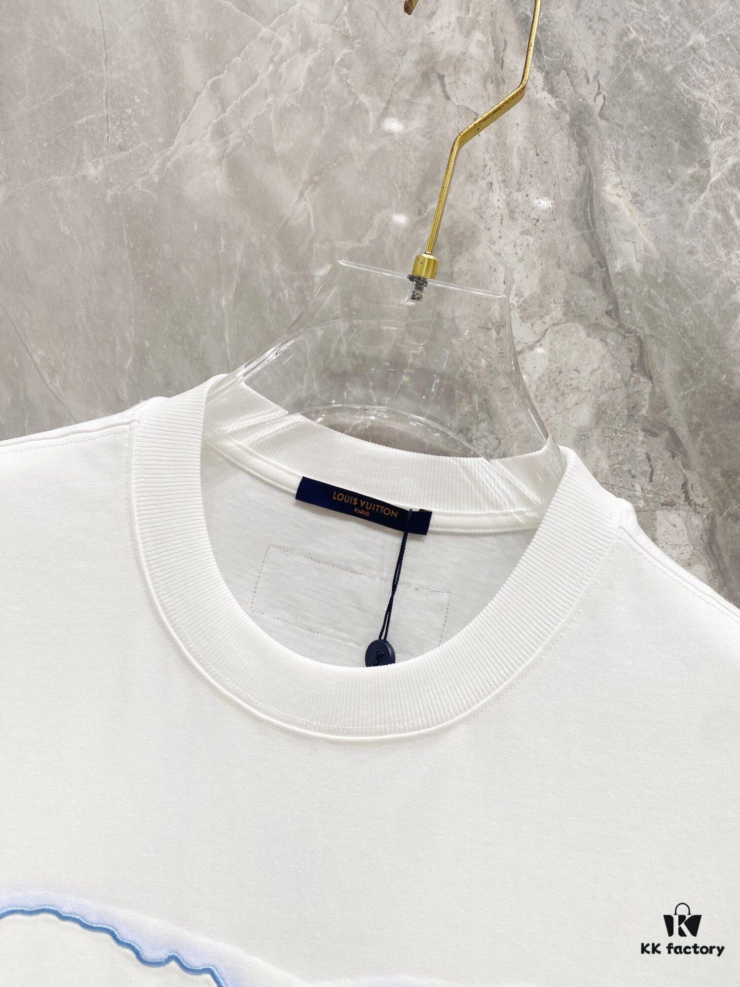 1V 25SS Spring New Arrival T-Shirt! 260g High-Density Cloud-Embroidered Cotton Fabric, Comfortable to Wear. Minimalist Design, Fashionable and Trendy. Slightly Loose Fit for Casual Comfort, Suitable for Various Occasions. Whether Shopping, Hanging Out with Friends, or Relaxing, This T-Shirt Adds Style and Personality to Your Look.