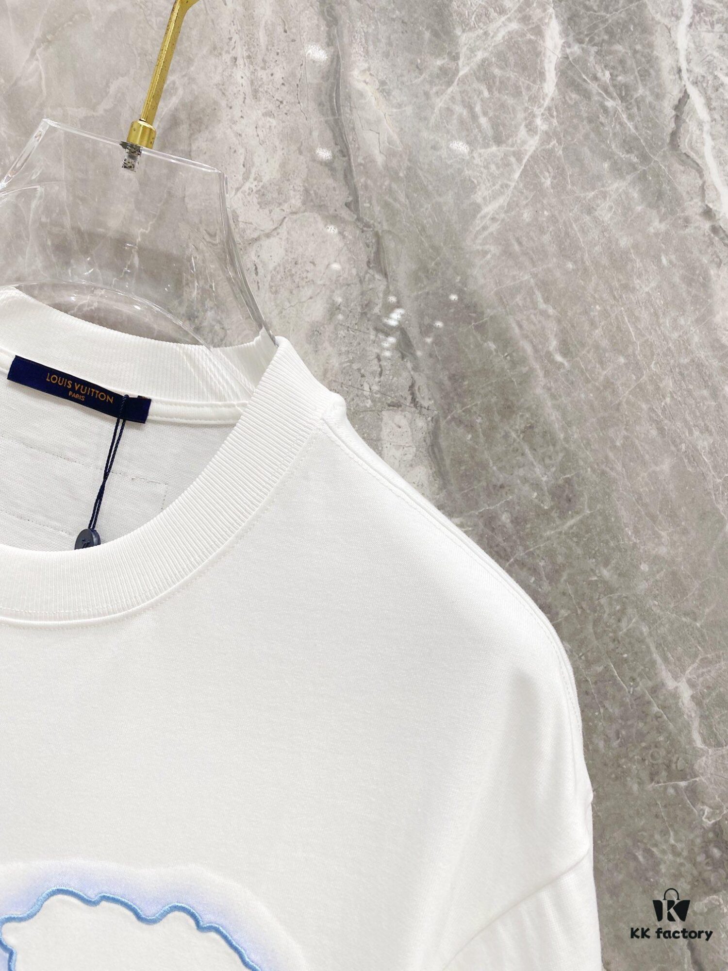 1V 25SS Spring New Arrival T-Shirt! 260g High-Density Cloud-Embroidered Cotton Fabric, Comfortable to Wear. Minimalist Design, Fashionable and Trendy. Slightly Loose Fit for Casual Comfort, Suitable for Various Occasions. Whether Shopping, Hanging Out with Friends, or Relaxing, This T-Shirt Adds Style and Personality to Your Look.