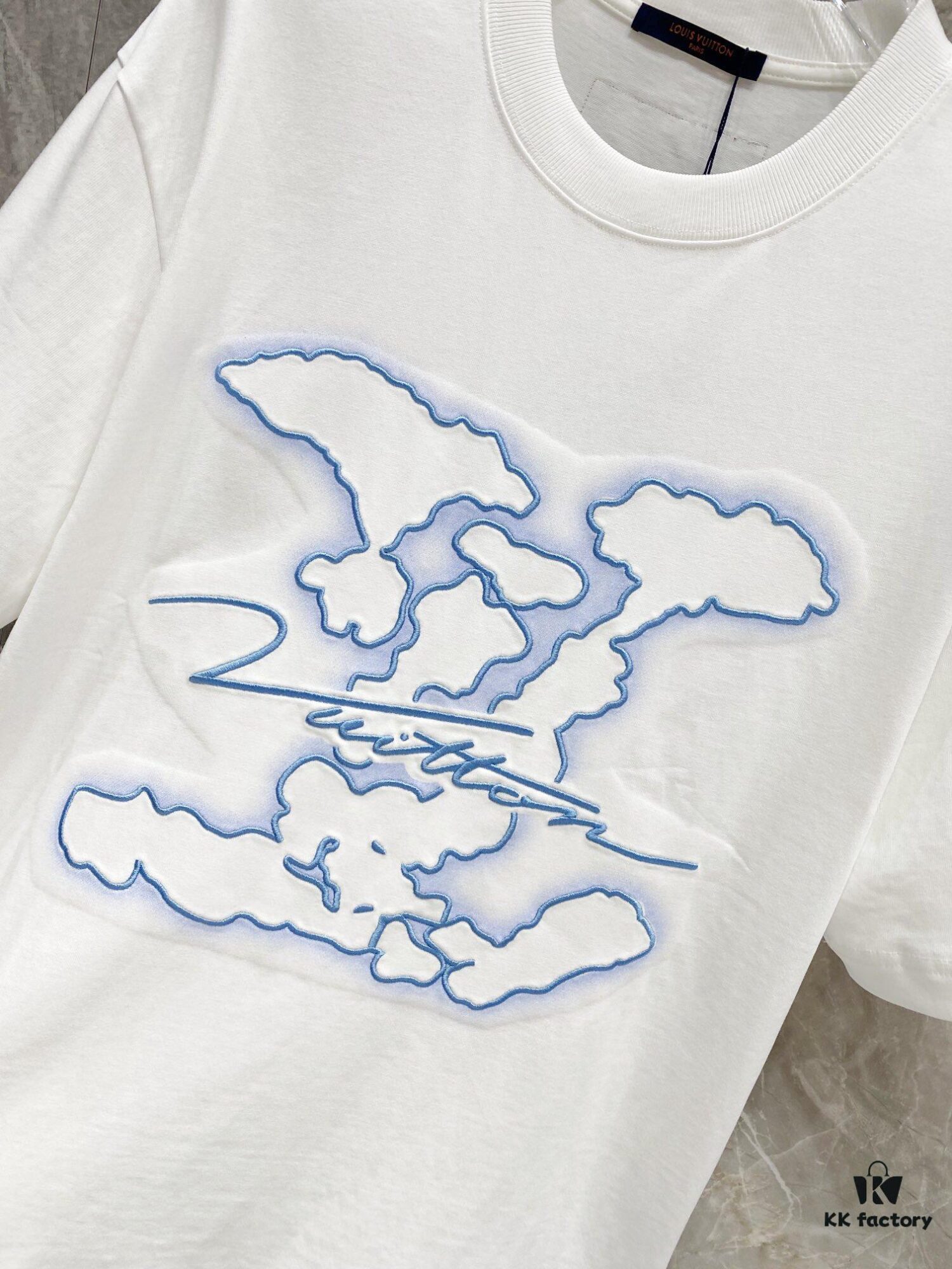 1V 25SS Spring New Arrival T-Shirt! 260g High-Density Cloud-Embroidered Cotton Fabric, Comfortable to Wear. Minimalist Design, Fashionable and Trendy. Slightly Loose Fit for Casual Comfort, Suitable for Various Occasions. Whether Shopping, Hanging Out with Friends, or Relaxing, This T-Shirt Adds Style and Personality to Your Look.