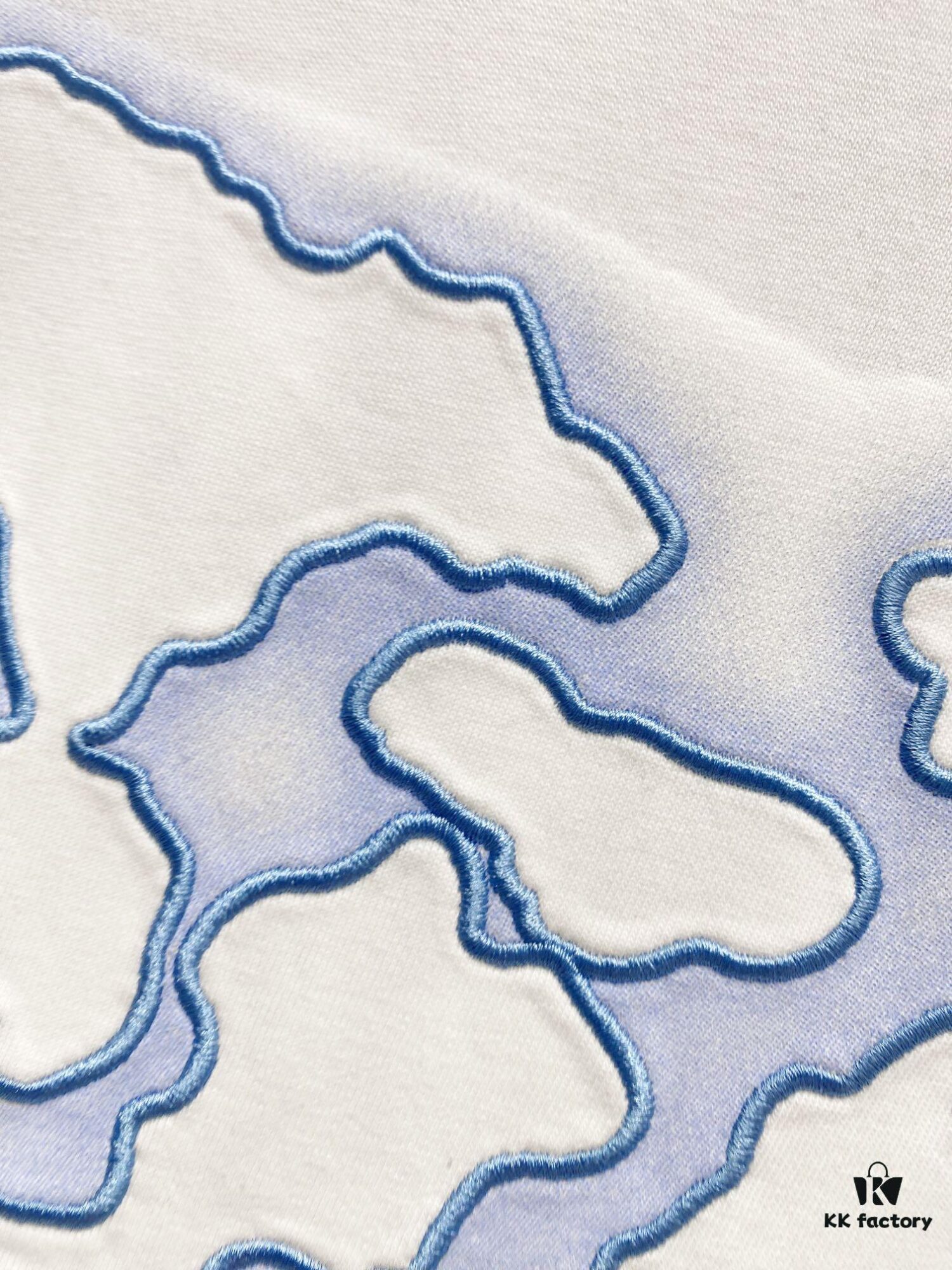 1V 25SS Spring New Arrival T-Shirt! 260g High-Density Cloud-Embroidered Cotton Fabric, Comfortable to Wear. Minimalist Design, Fashionable and Trendy. Slightly Loose Fit for Casual Comfort, Suitable for Various Occasions. Whether Shopping, Hanging Out with Friends, or Relaxing, This T-Shirt Adds Style and Personality to Your Look.