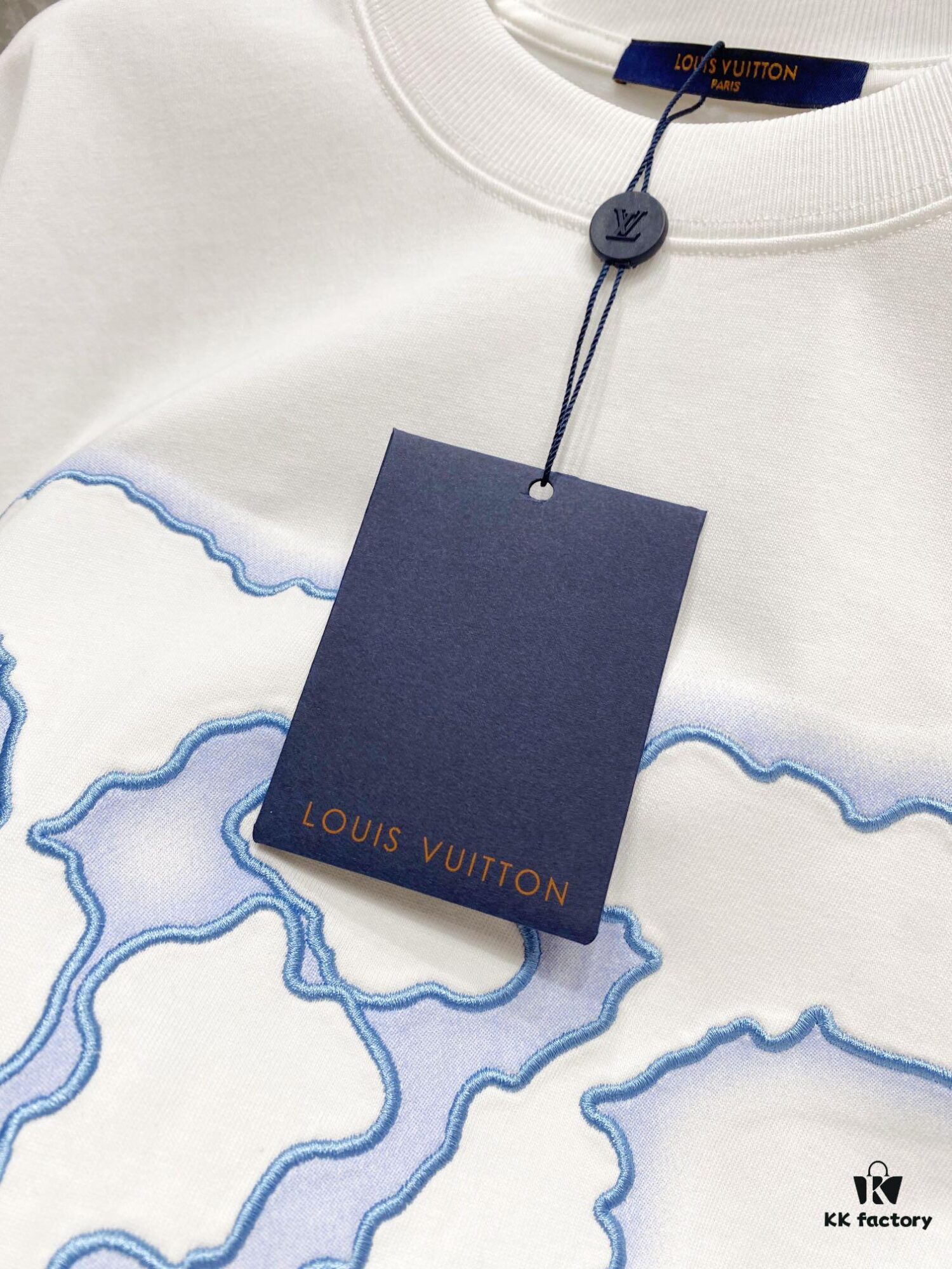 1V 25SS Spring New Arrival T-Shirt! 260g High-Density Cloud-Embroidered Cotton Fabric, Comfortable to Wear. Minimalist Design, Fashionable and Trendy. Slightly Loose Fit for Casual Comfort, Suitable for Various Occasions. Whether Shopping, Hanging Out with Friends, or Relaxing, This T-Shirt Adds Style and Personality to Your Look.