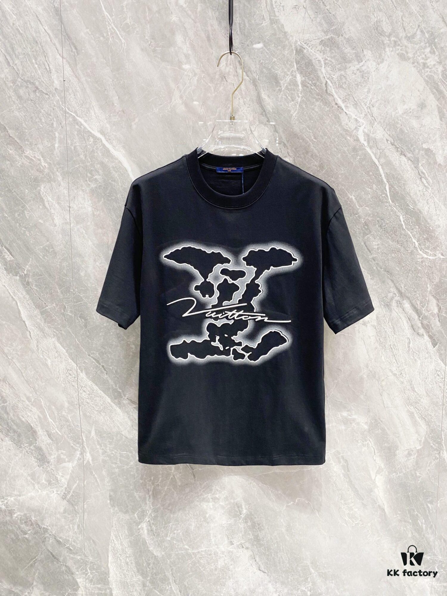 1V 25SS Spring Collection New Arrival T-Shirt! 260g High-Grammage Cloud Embroidered Cotton Fabric, Comfortable Wear. Minimalist Design, Fashion-Forward Style. Slightly Loose Fit for Casual Comfort, Suitable for Various Occasions. Whether for Shopping, Gatherings or Leisure Time, This T-Shirt Adds a Touch of Fashion and Personality.