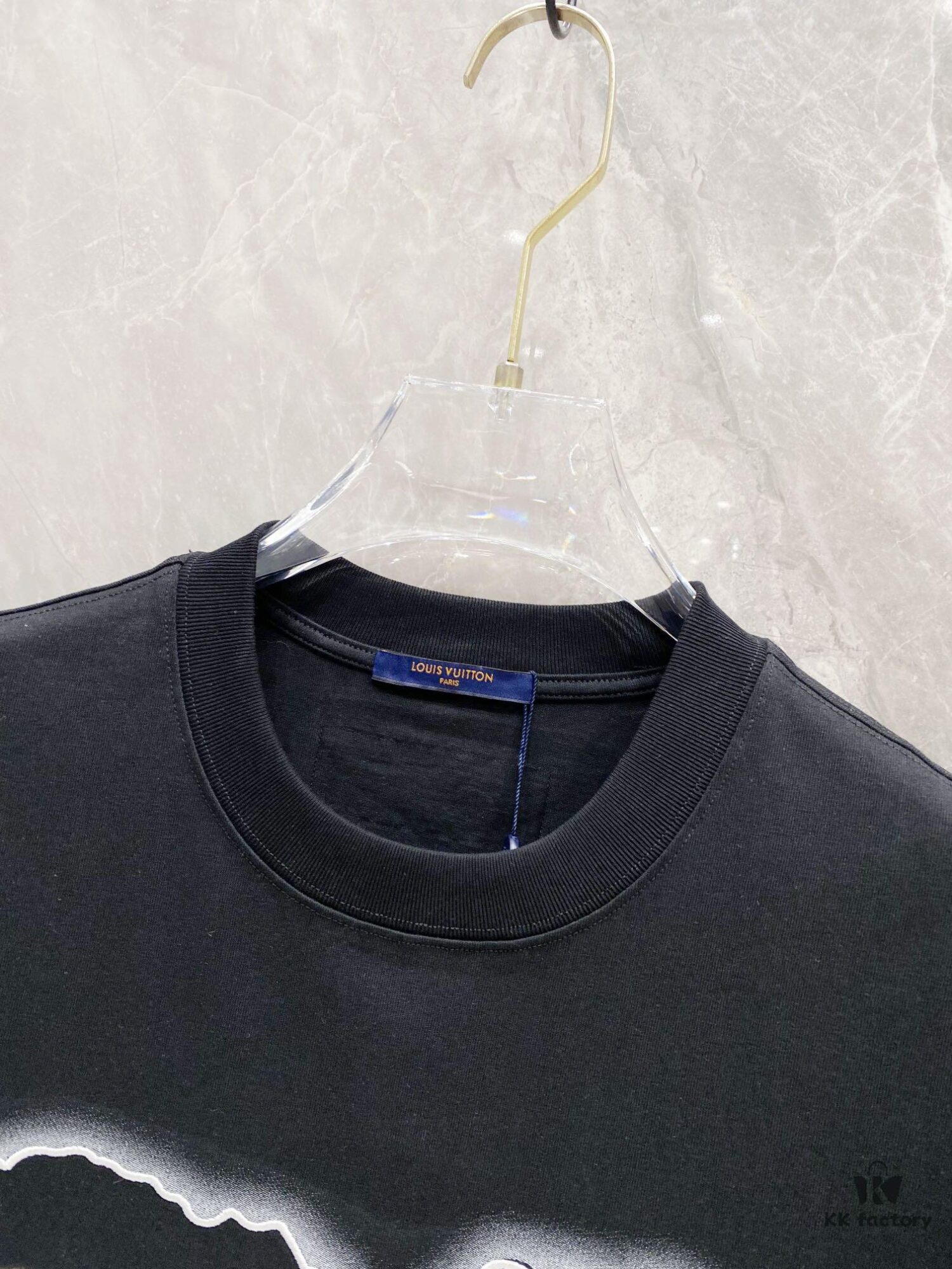 1V 25SS Spring Collection New Arrival T-Shirt! 260g High-Grammage Cloud Embroidered Cotton Fabric, Comfortable Wear. Minimalist Design, Fashion-Forward Style. Slightly Loose Fit for Casual Comfort, Suitable for Various Occasions. Whether for Shopping, Gatherings or Leisure Time, This T-Shirt Adds a Touch of Fashion and Personality.