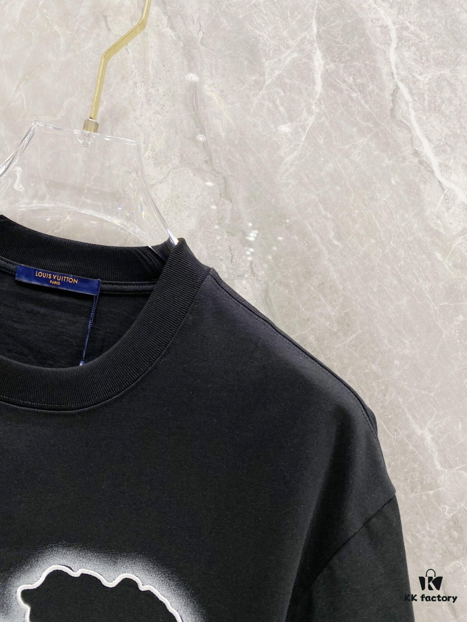 1V 25SS Spring Collection New Arrival T-Shirt! 260g High-Grammage Cloud Embroidered Cotton Fabric, Comfortable Wear. Minimalist Design, Fashion-Forward Style. Slightly Loose Fit for Casual Comfort, Suitable for Various Occasions. Whether for Shopping, Gatherings or Leisure Time, This T-Shirt Adds a Touch of Fashion and Personality.