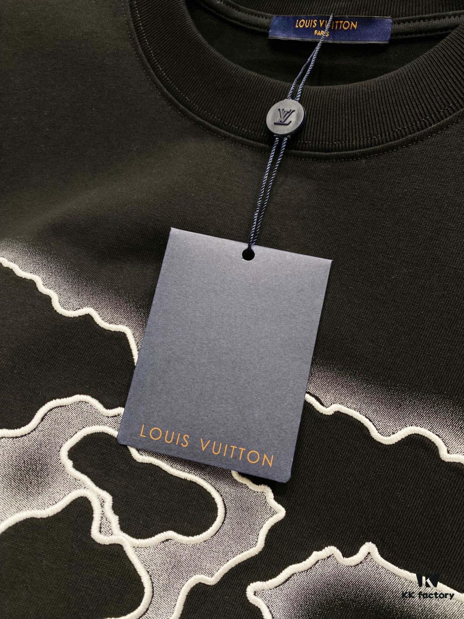 1V 25SS Spring Collection New Arrival T-Shirt! 260g High-Grammage Cloud Embroidered Cotton Fabric, Comfortable Wear. Minimalist Design, Fashion-Forward Style. Slightly Loose Fit for Casual Comfort, Suitable for Various Occasions. Whether for Shopping, Gatherings or Leisure Time, This T-Shirt Adds a Touch of Fashion and Personality.